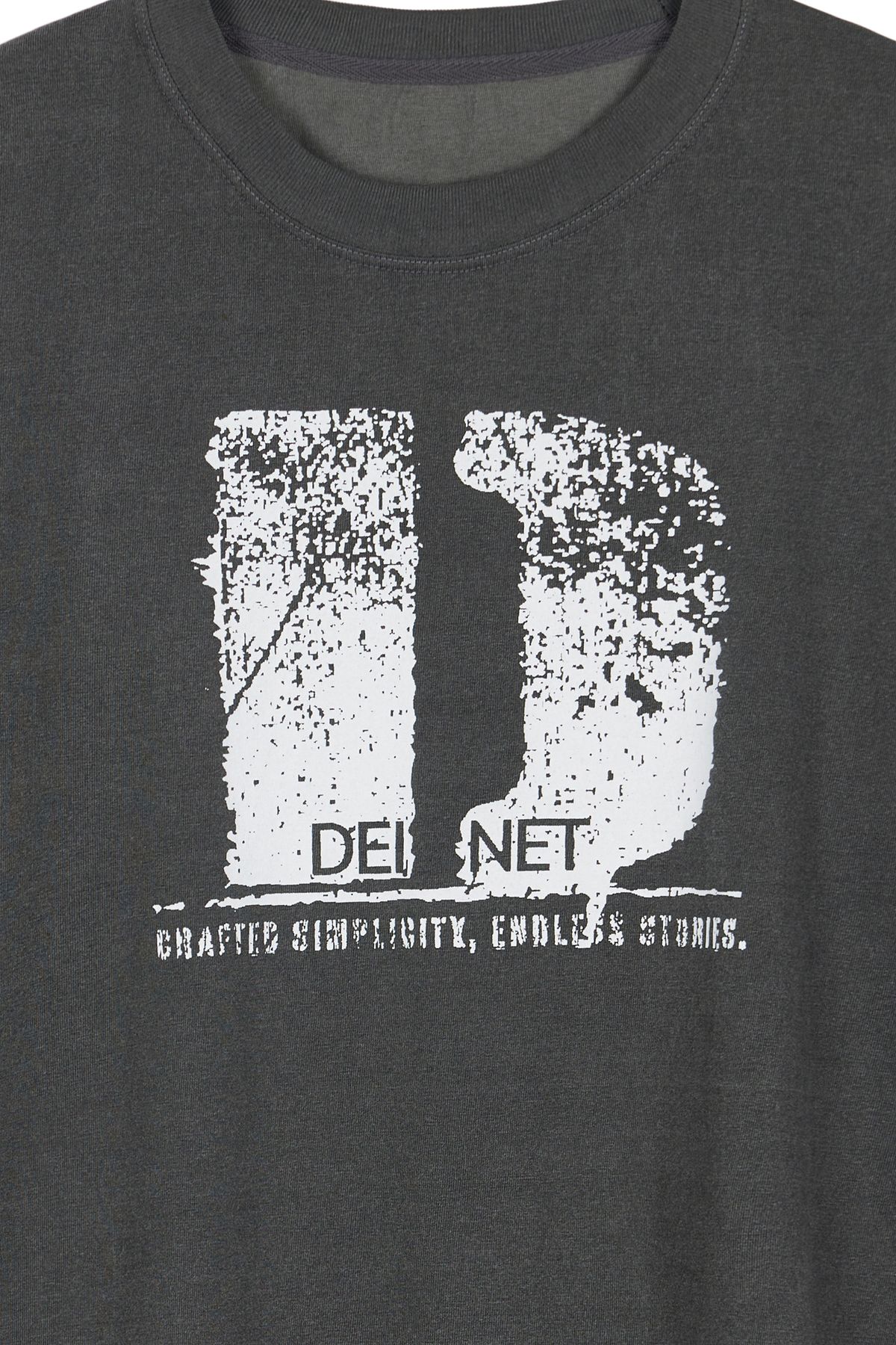 다이닛(DEINET) D ACCENT CRACK LOGO T-SHIRTS IN CHARCOAL