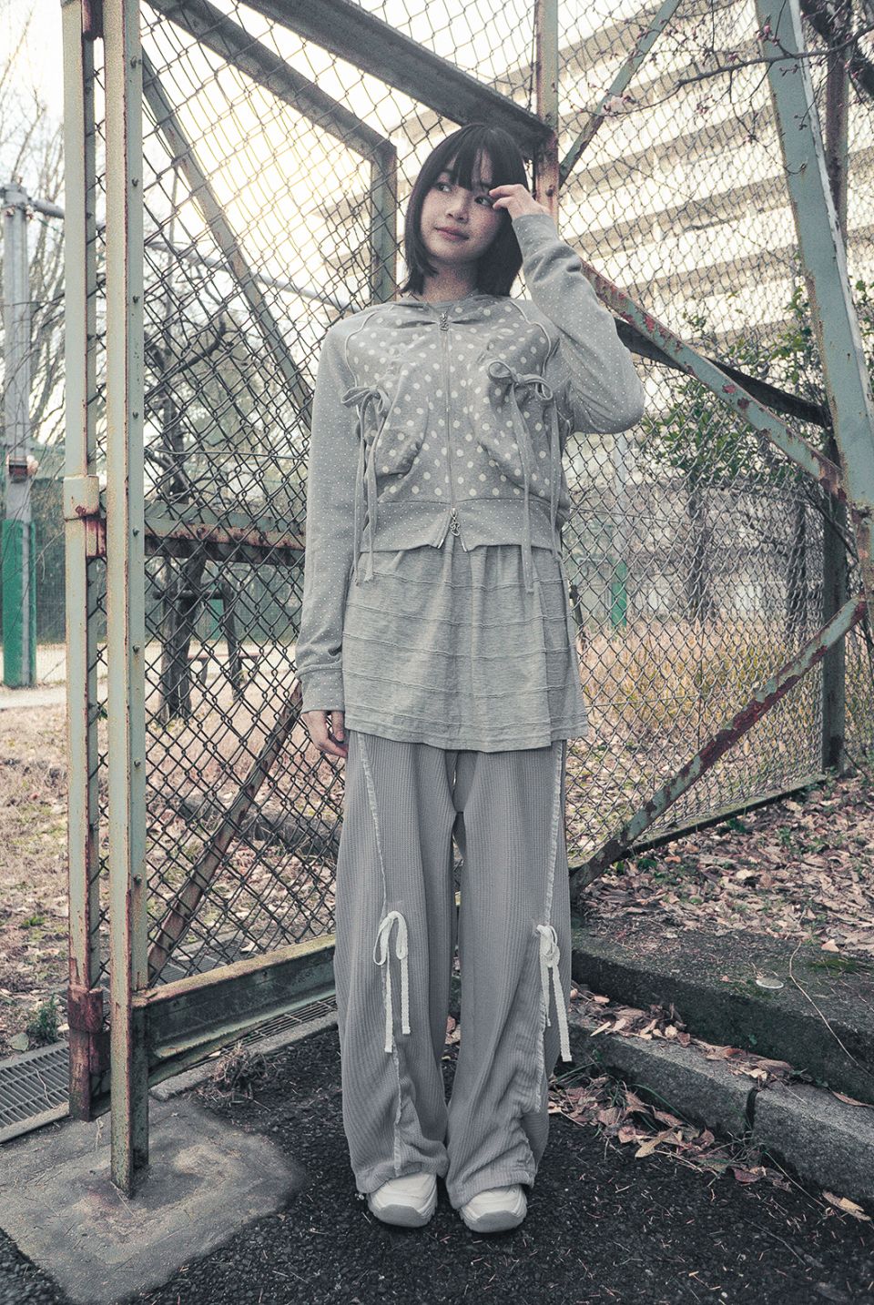 MUSINSA公式 | HUG YOUR SKIN Dot Big Pocket Hoodie (Gray)