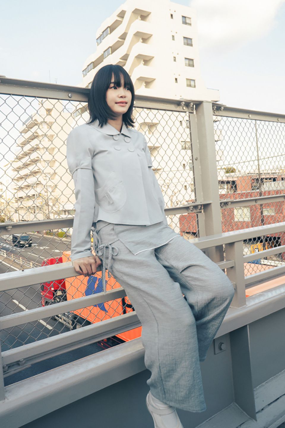 MUSINSA公式 | HUG YOUR SKIN Detachable round jacket (grayish blue)