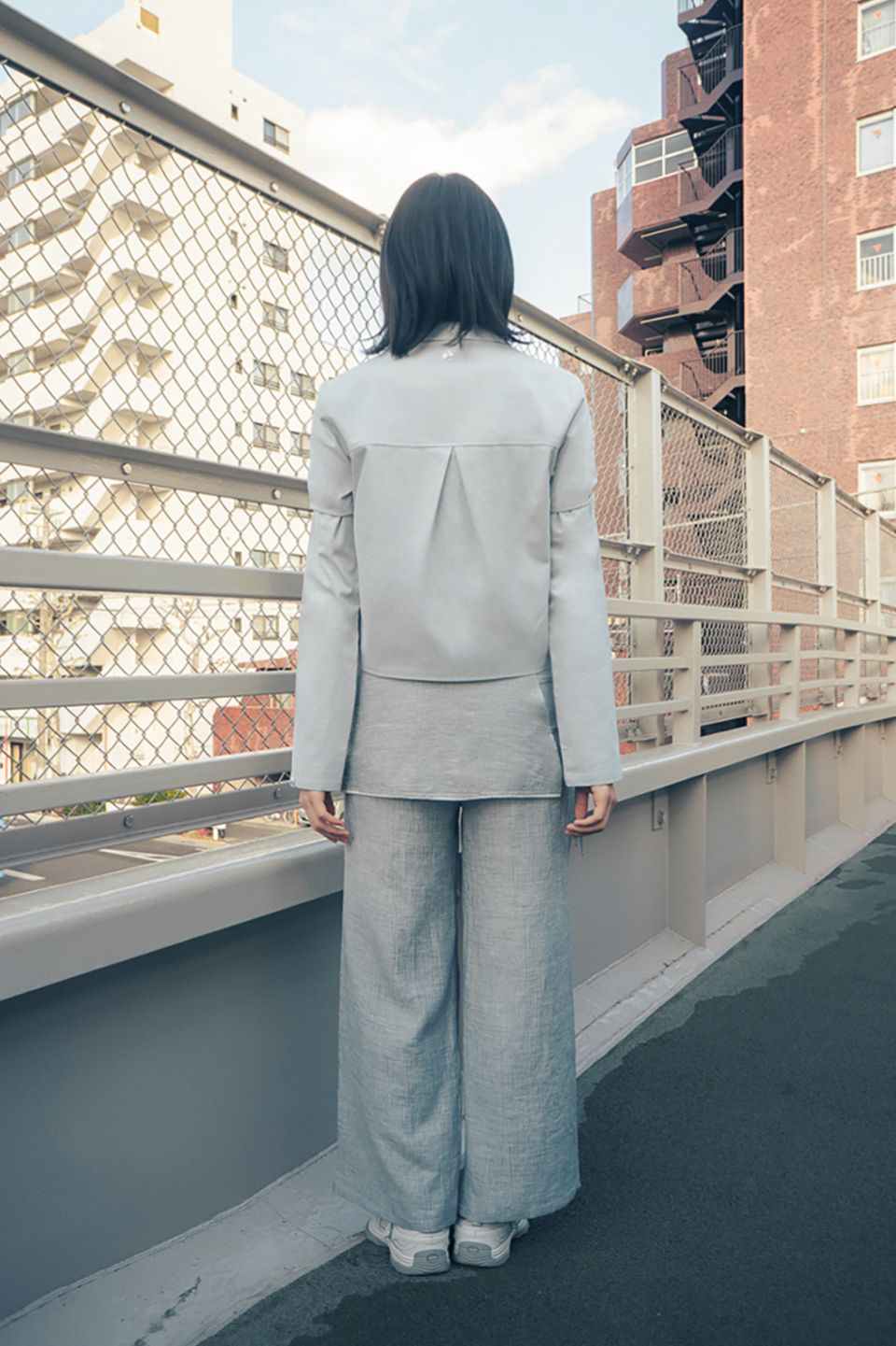 MUSINSA公式 | HUG YOUR SKIN Detachable round jacket (grayish blue)