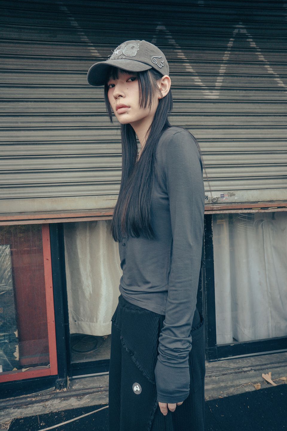 MUSINSA公式 | HUG YOUR SKIN ハグフレンズキャップ（チャコール）