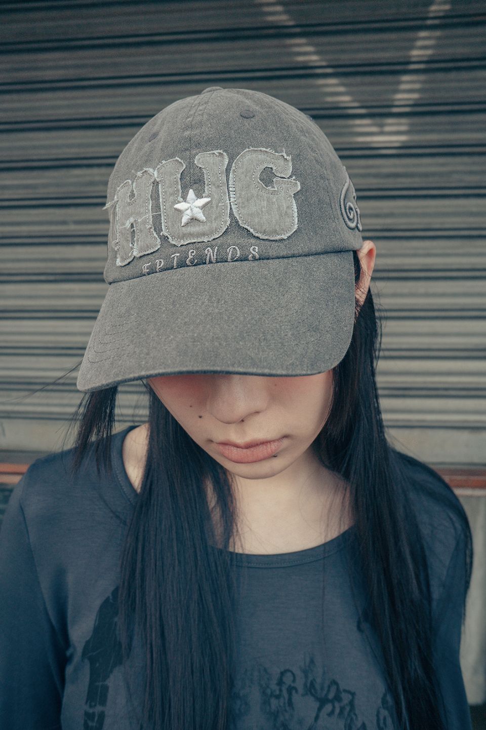 MUSINSA公式 | HUG YOUR SKIN ハグフレンズキャップ（チャコール）