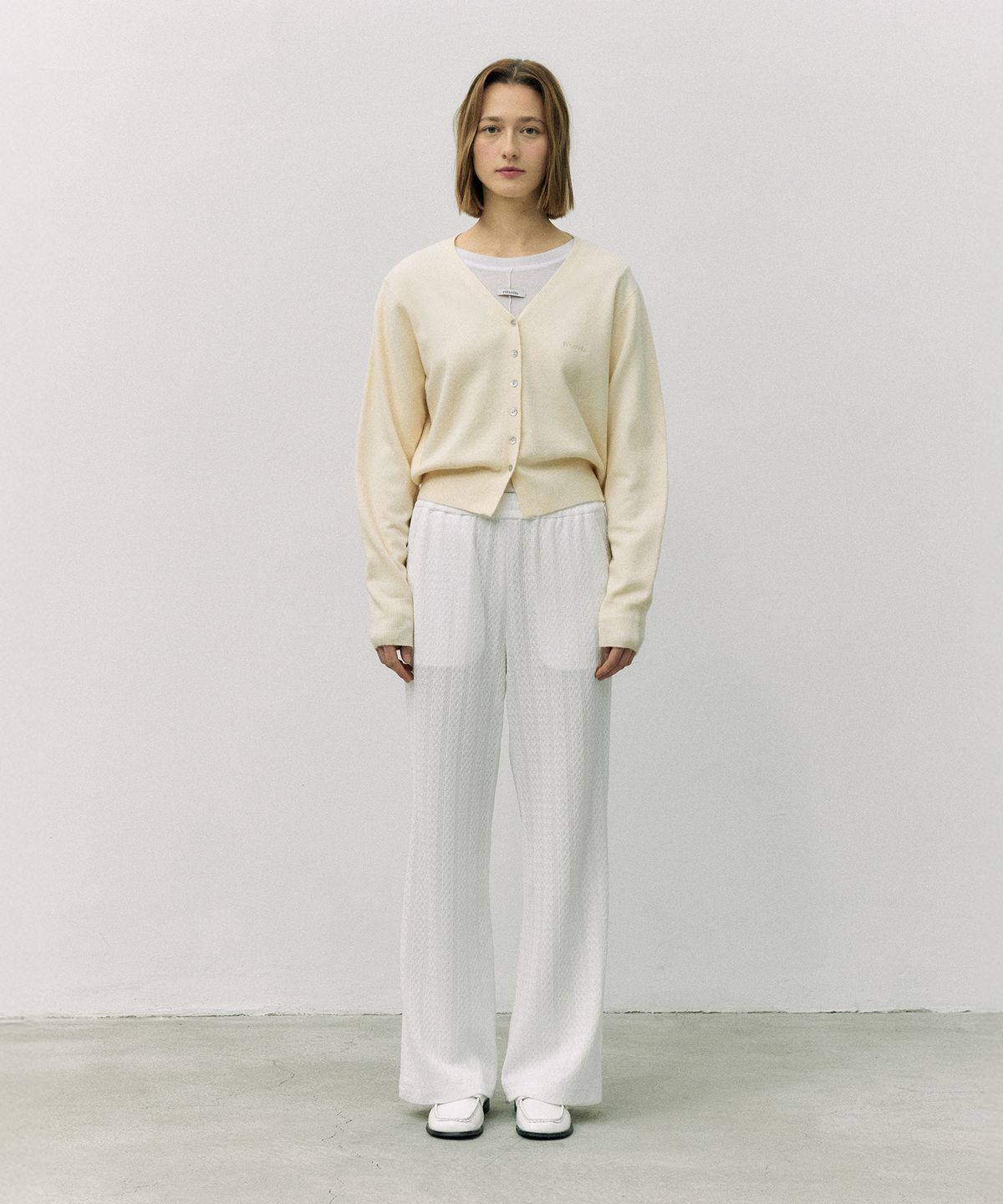 로라로라(ROLAROLA) SEMI BOOTS CUT WRINKLE PANTS WHITE