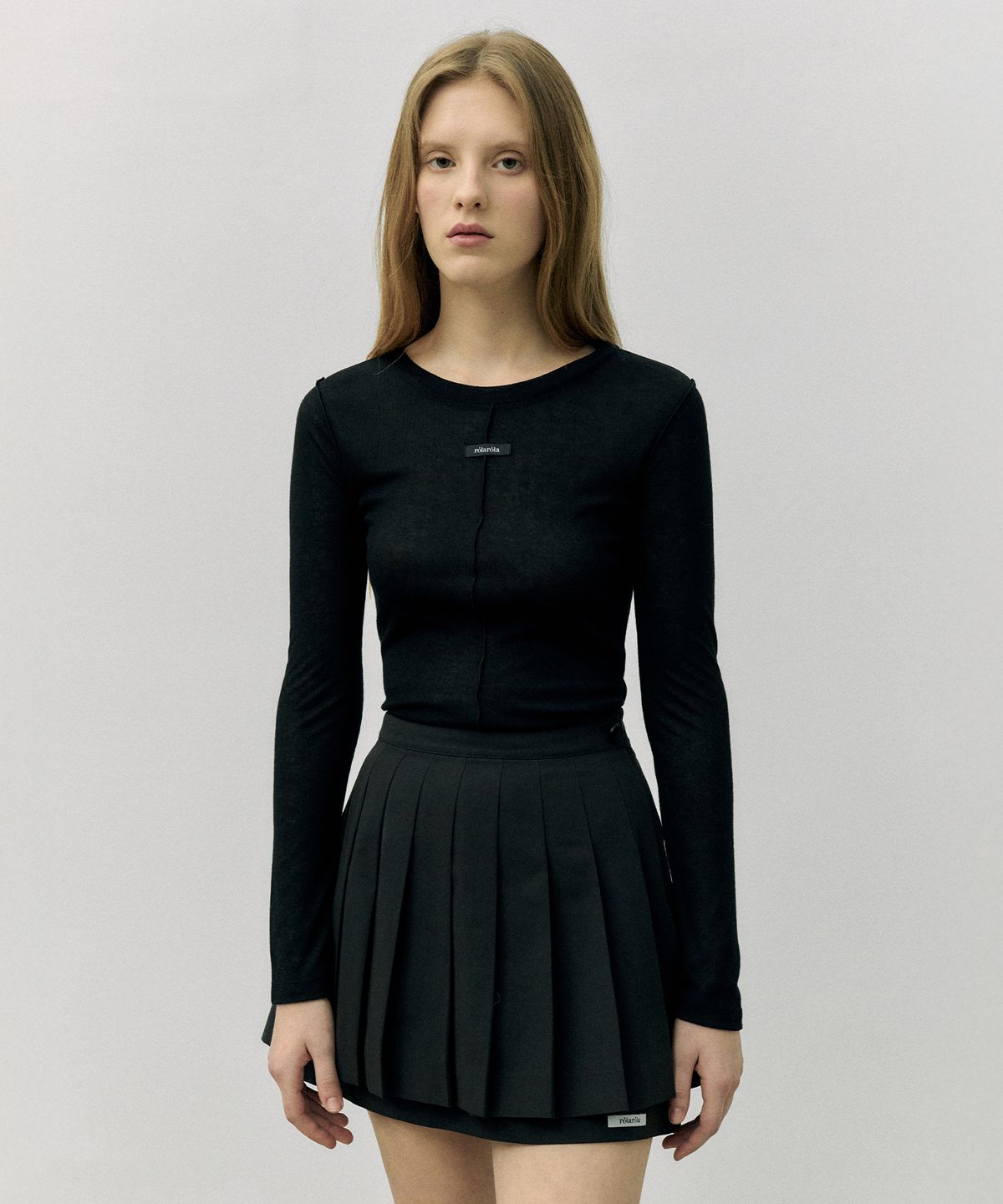 로라로라(ROLAROLA) LOGO PLEATS MINI SKIRT BLACK