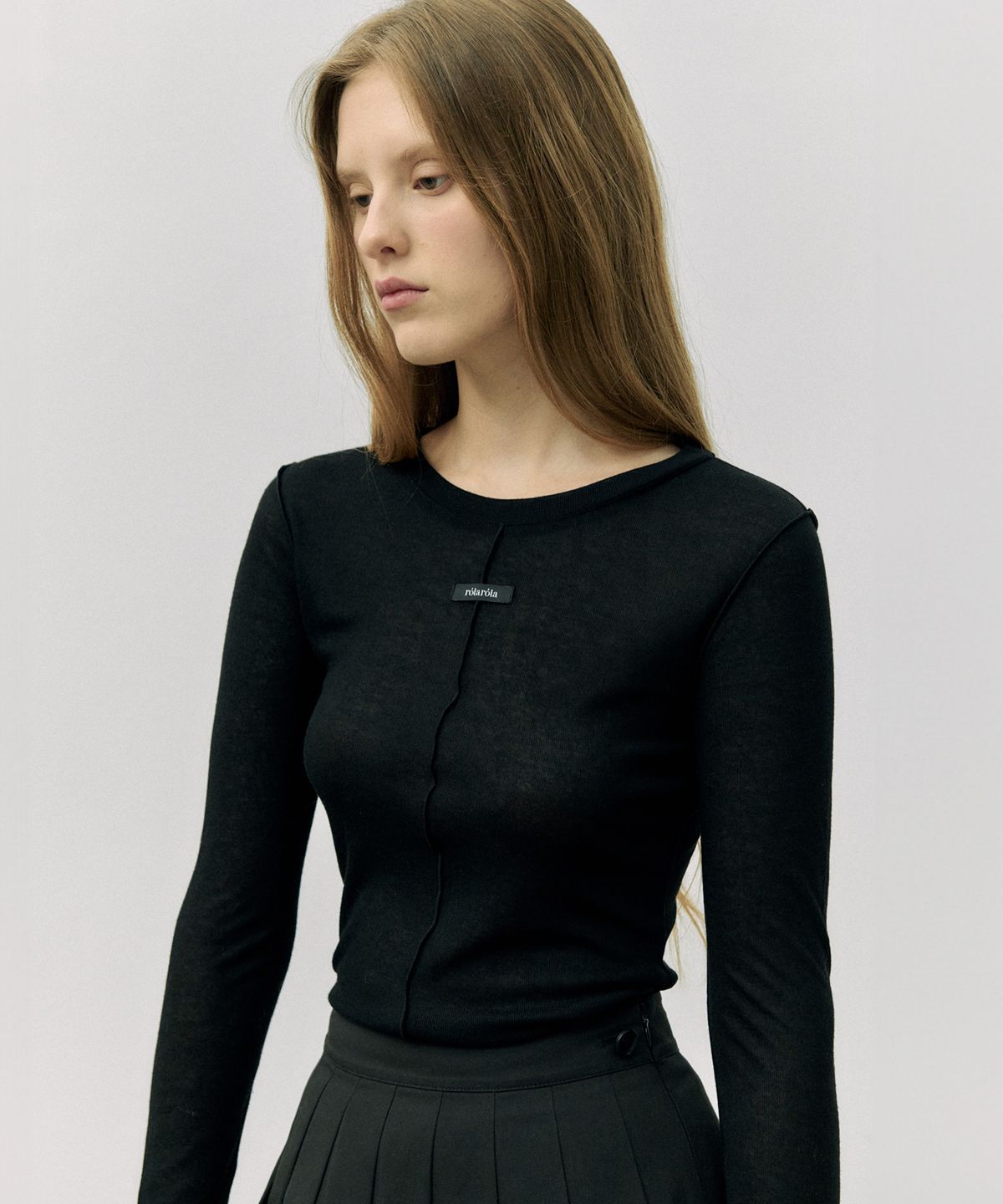 로라로라(ROLAROLA) STITCH ROUND NECK T-SHIRT BLACK