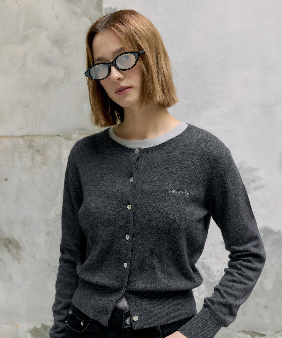 로라로라(ROLAROLA) BASIC ROUND CARDIGAN CHARCOAL