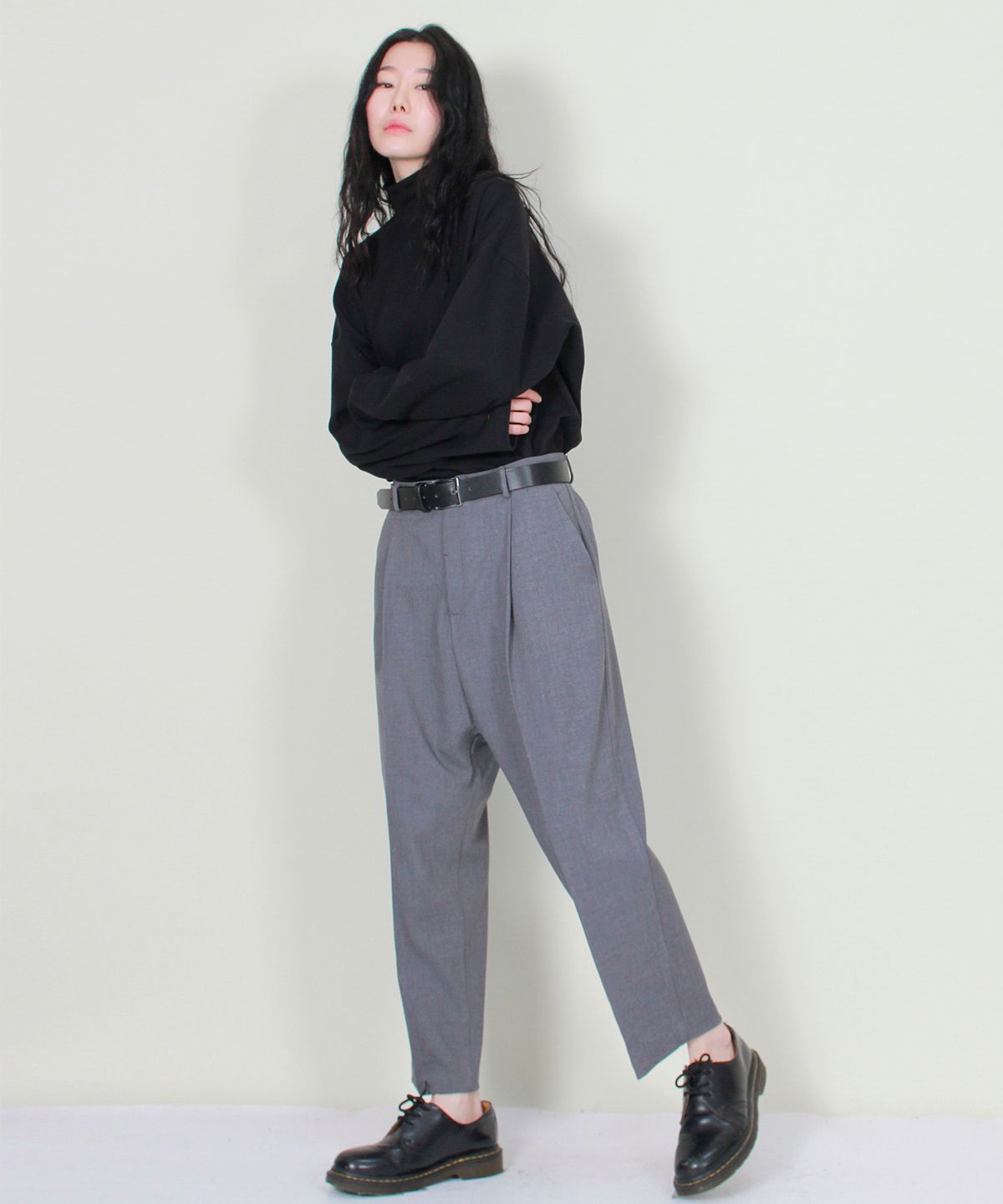 드마크(DEMARC) 솔리드 일자 루즈 배기핏 팬츠 그레이