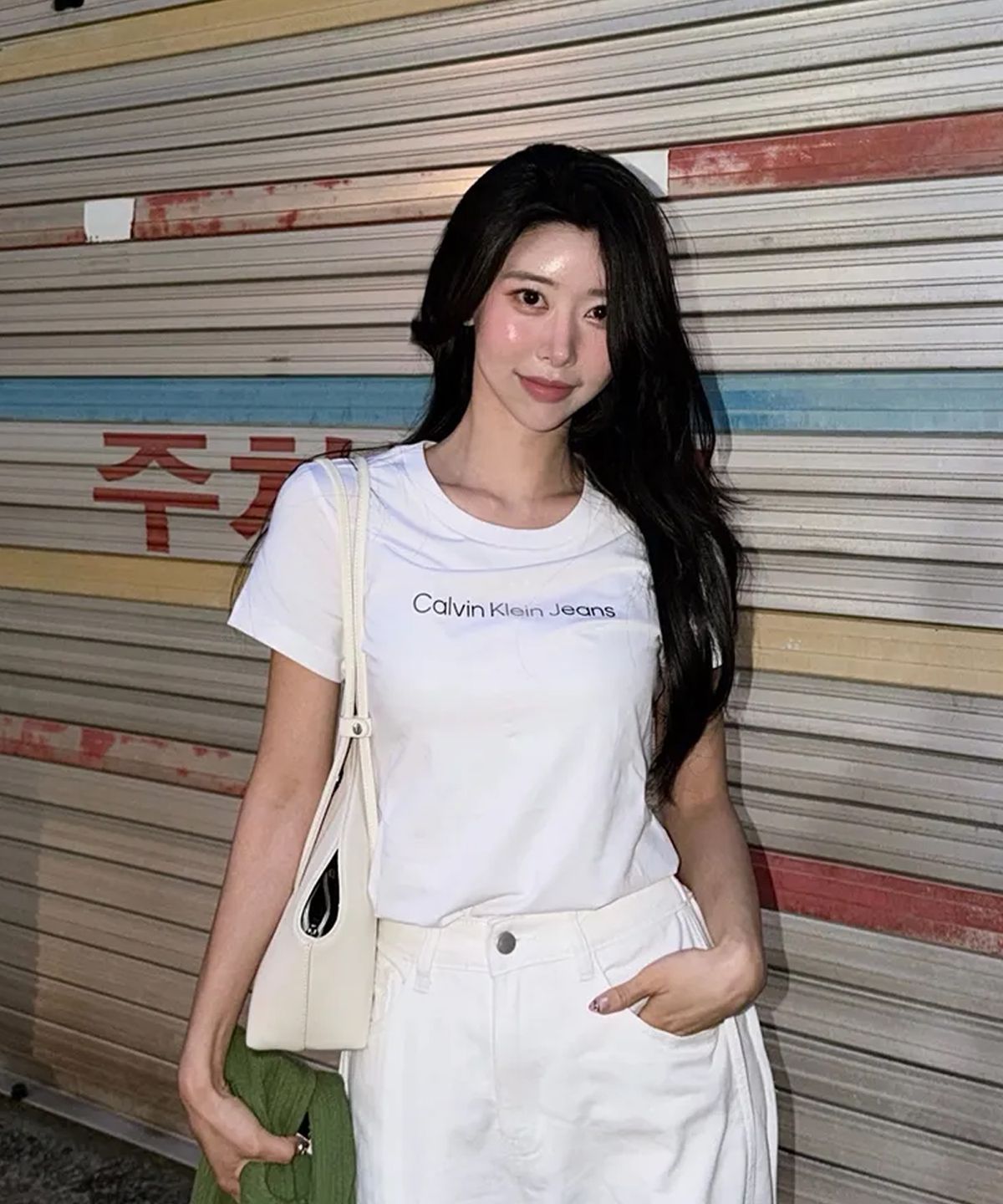 캘빈클라인 진(CALVIN KLEIN JEANS) 여성 슬림핏 인스티튜셔널 로고 반팔 티셔츠 47AB803 YAA