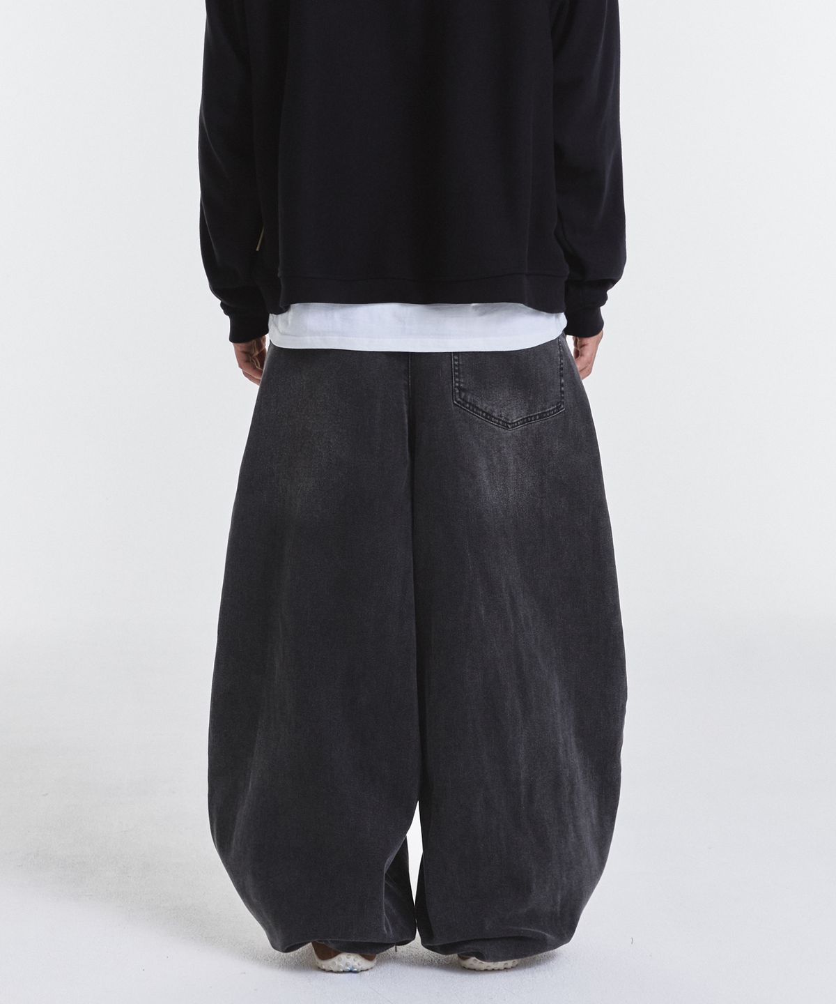 기철(KICHUL) Denim sweat balloon pants (washed black)