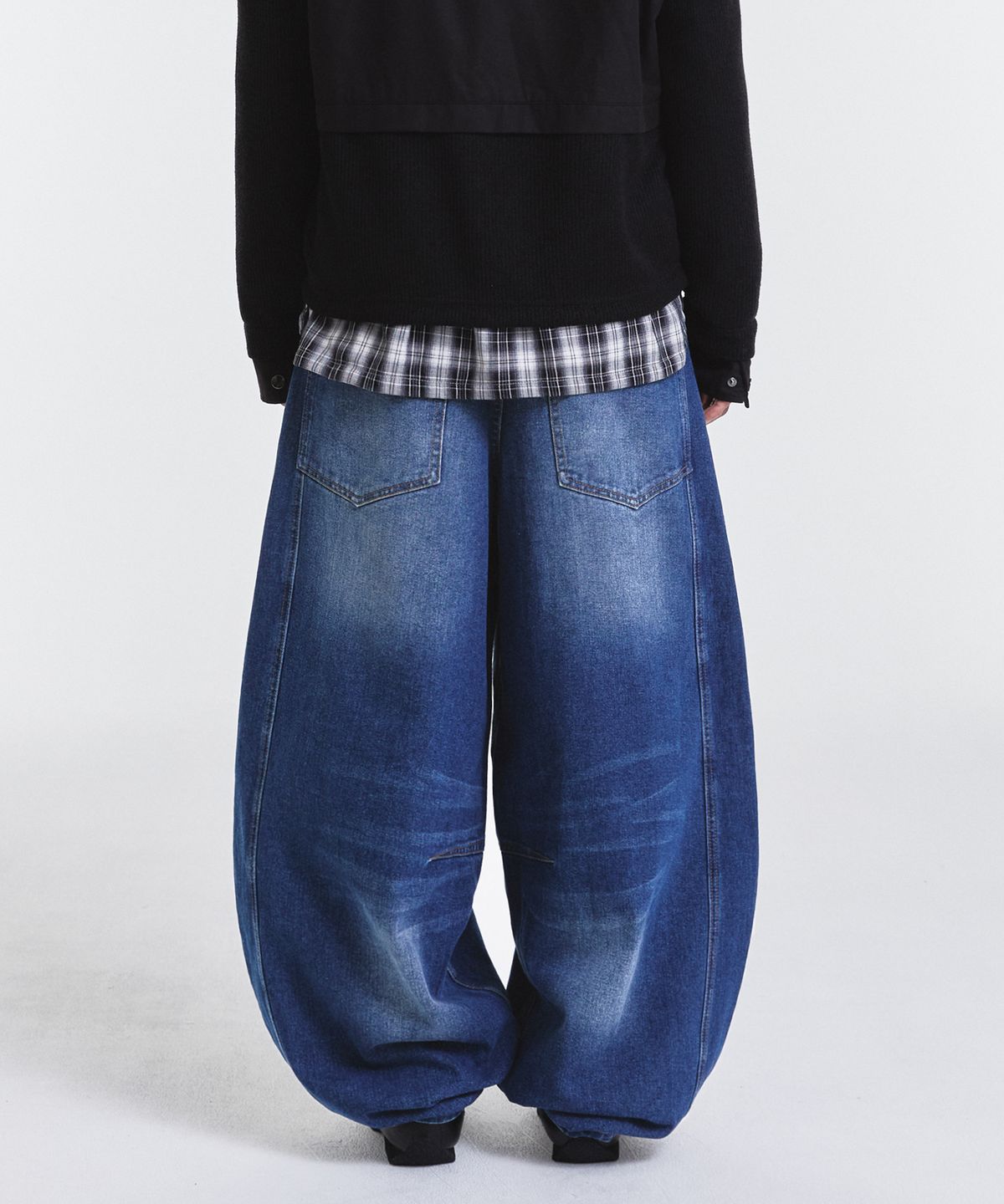 기철(KICHUL) Curved line balloon denim pants (medium blue)