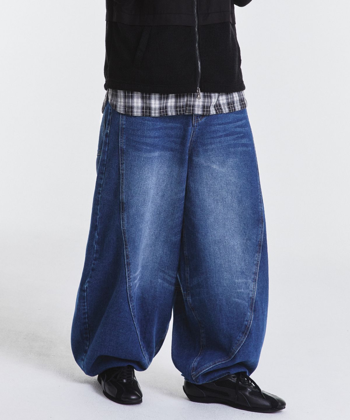 기철(KICHUL) Curved line balloon denim pants (medium blue)