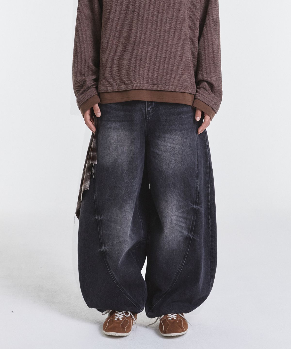 기철(KICHUL) Curved line balloon denim pants (black)