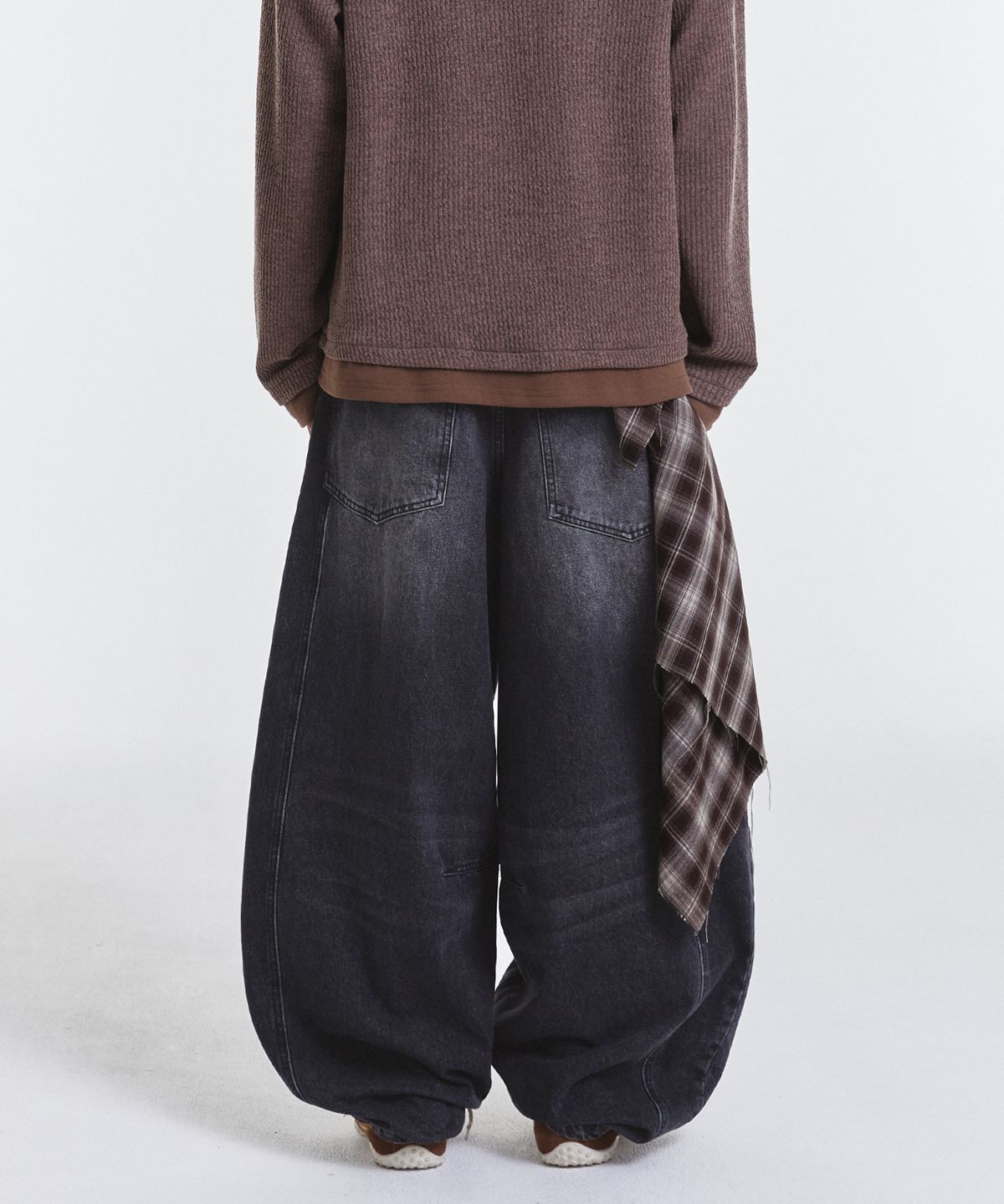 기철(KICHUL) Curved line balloon denim pants (black)