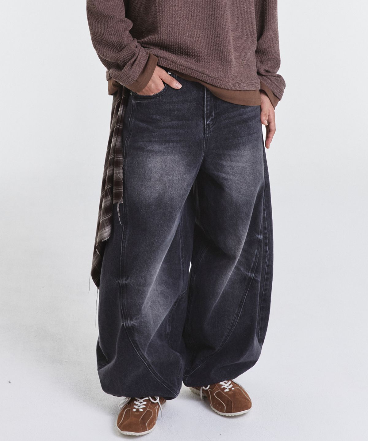 기철(KICHUL) Curved line balloon denim pants (black)