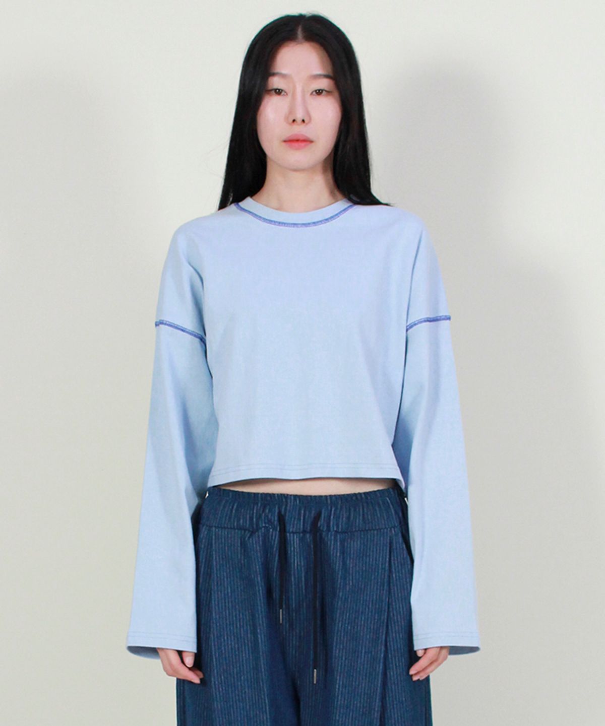 드마크(DEMARC) 컬러스티치 맥시 크롭티셔츠 스카이블루