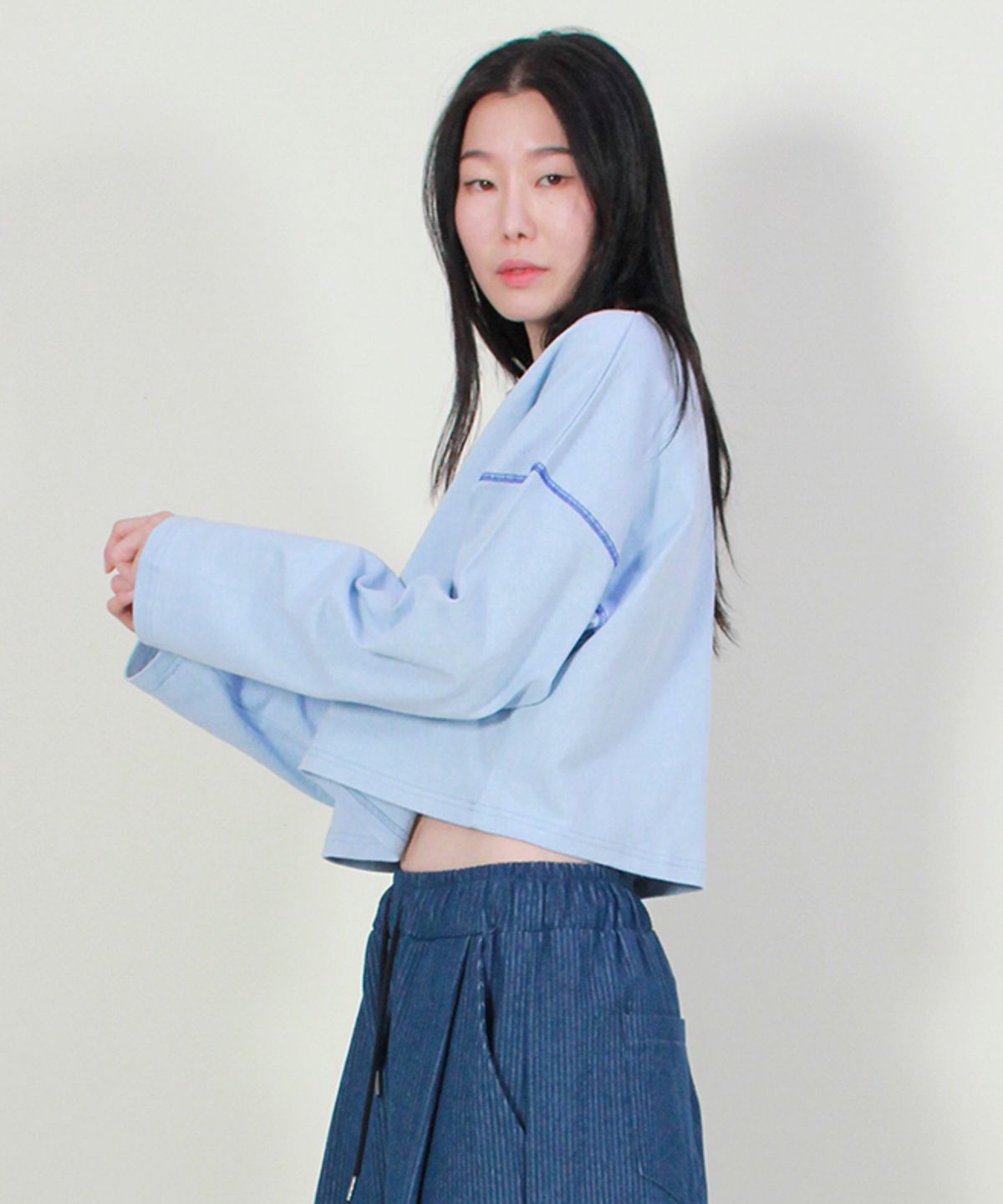 드마크(DEMARC) 컬러스티치 맥시 크롭티셔츠 스카이블루