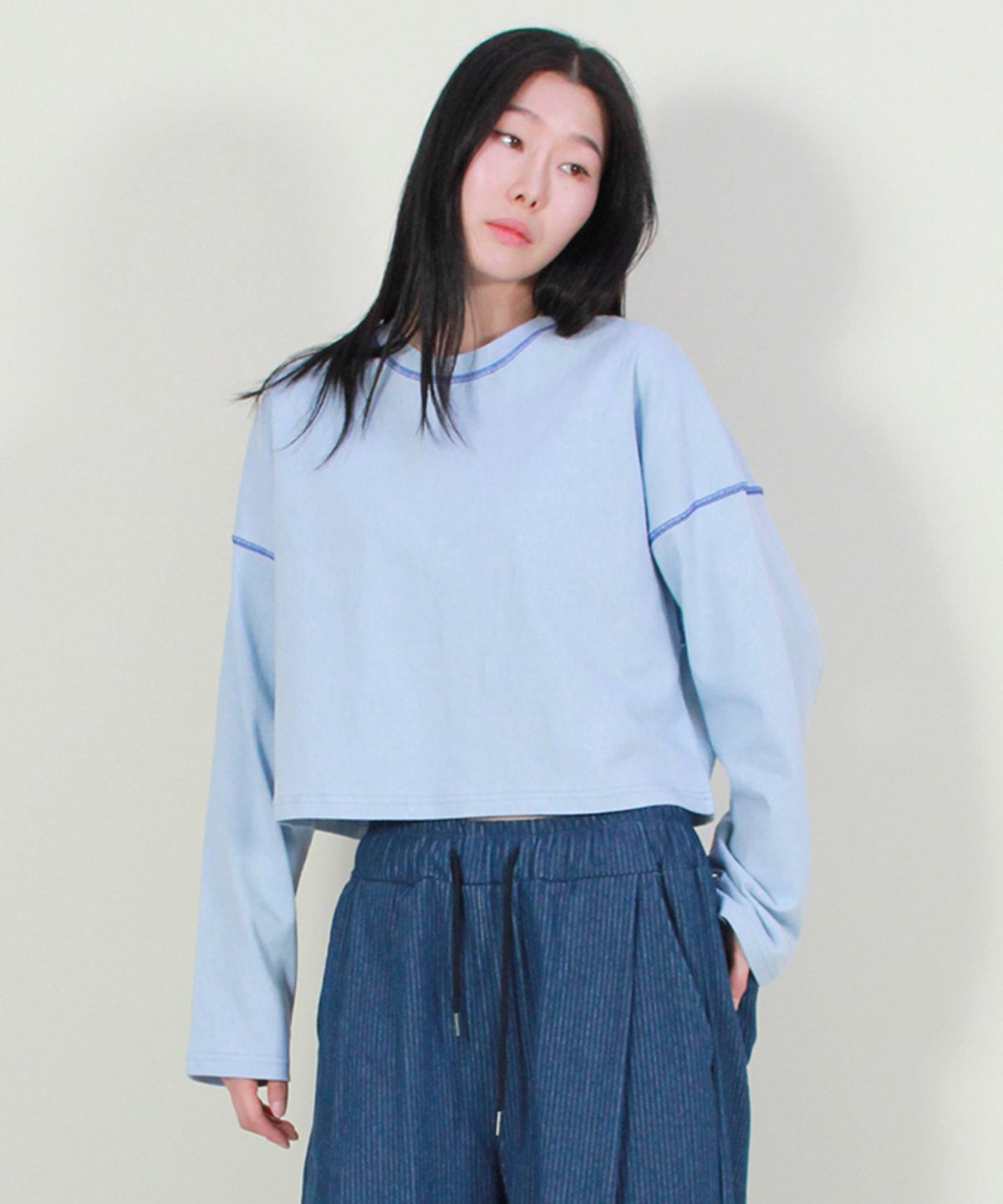 드마크(DEMARC) 컬러스티치 맥시 크롭티셔츠 스카이블루