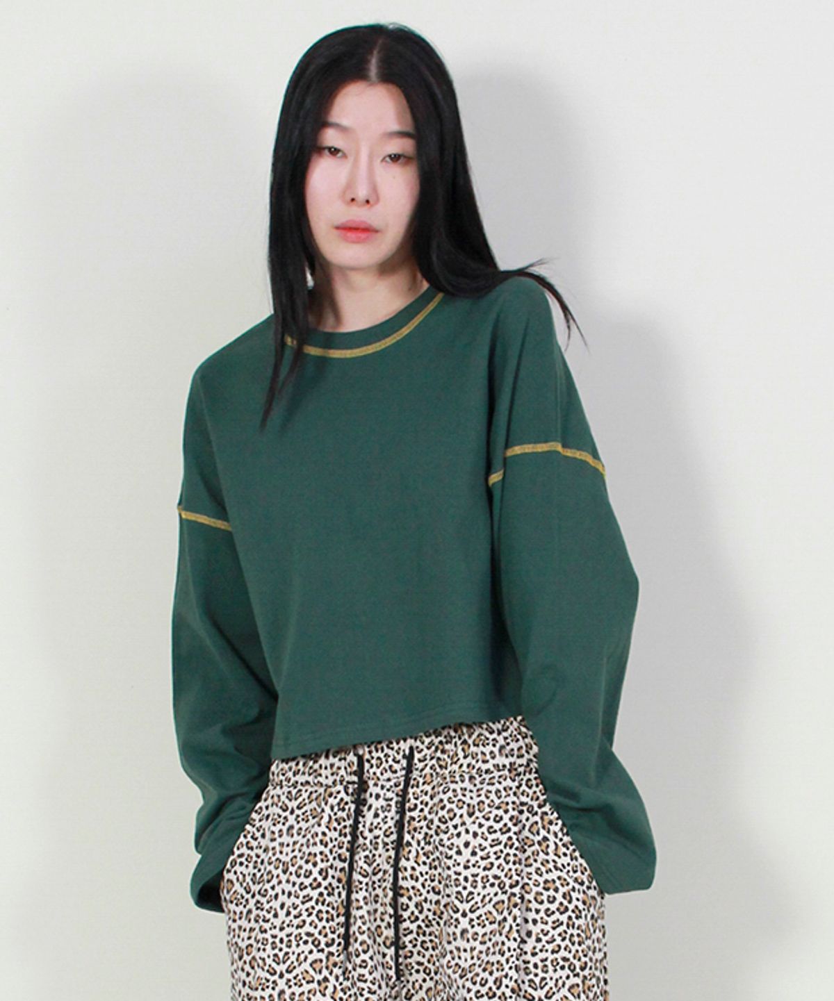 드마크(DEMARC) 컬러스티치 맥시 크롭티셔츠 카키