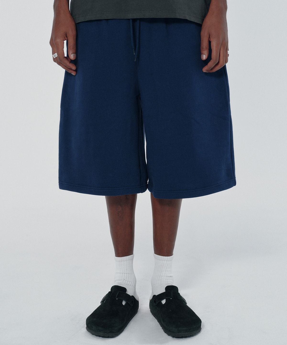 스웨이드(SUADE) WIDE SWEAT SHORTS [NAVY]