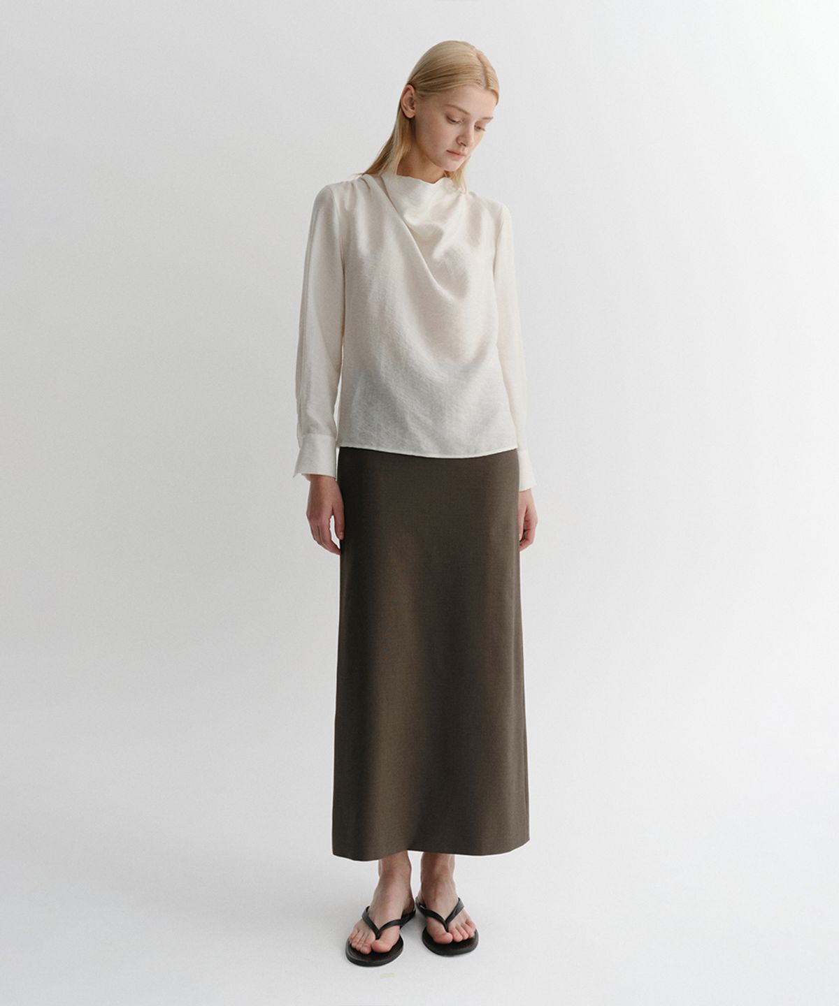 이아(EAAH) MAXI SLIT SKIRT (TAUPE)