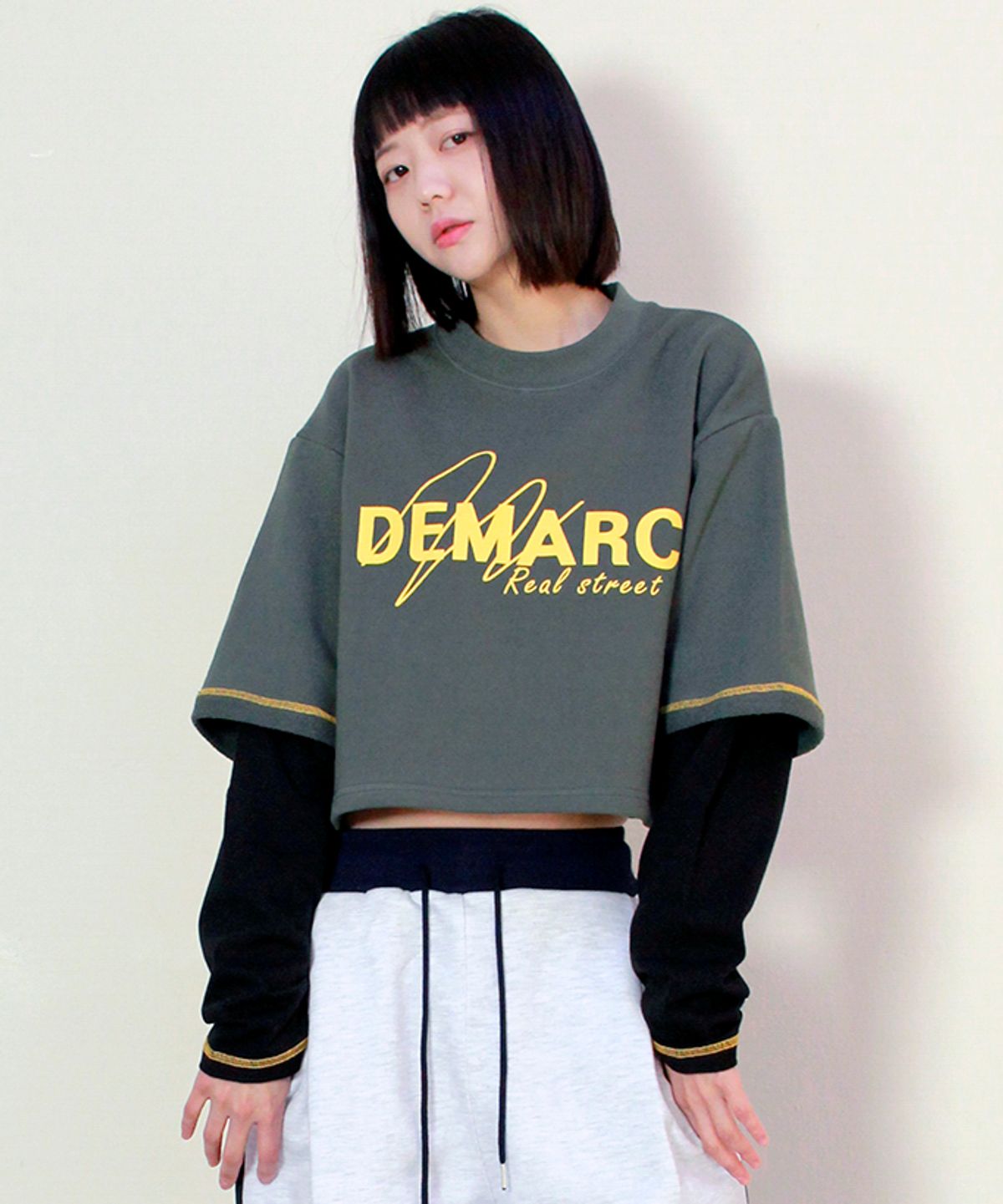 드마크(DEMARC) 더블 슬리브 크롭 티셔츠 카키