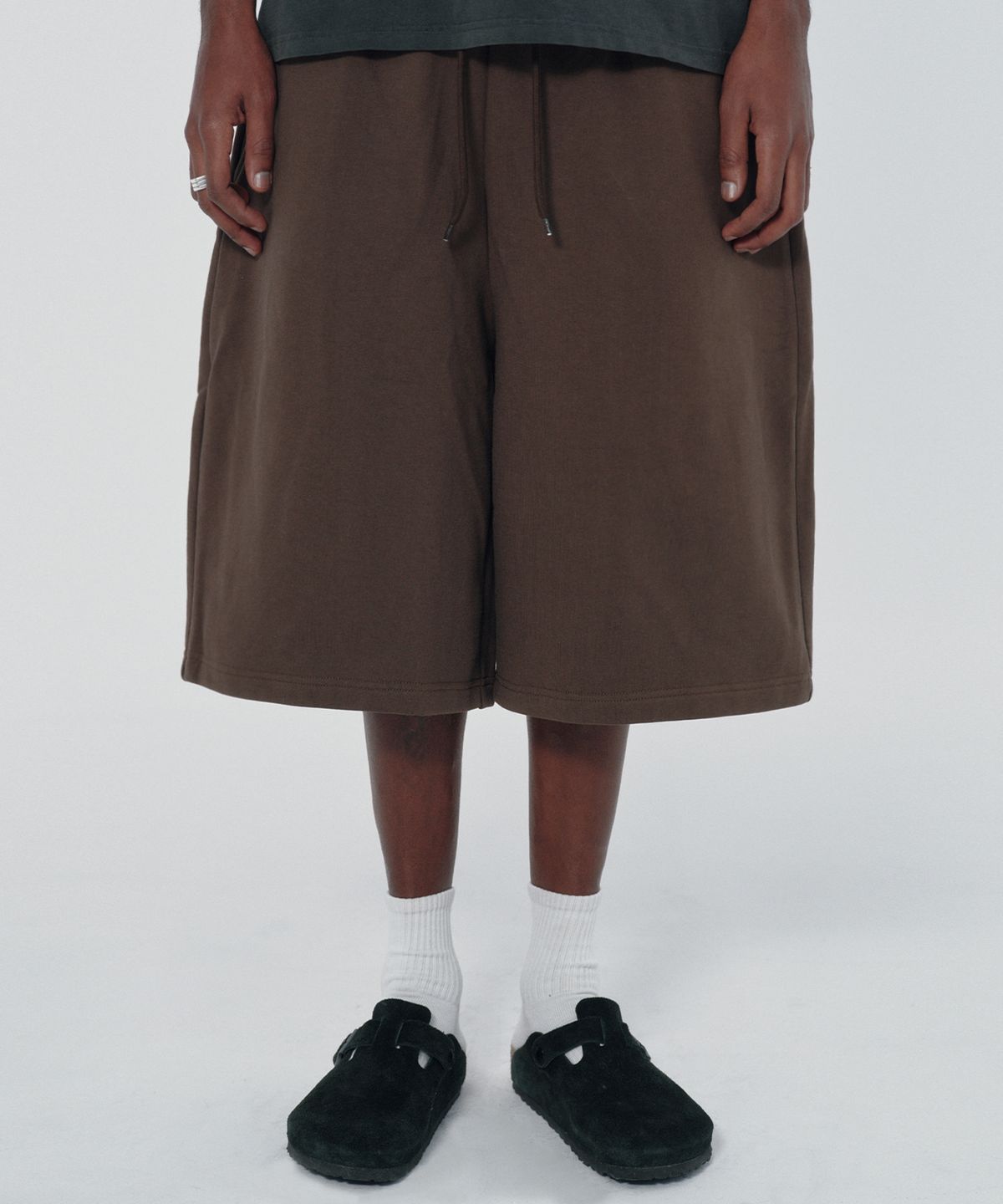 스웨이드(SUADE) WIDE SWEAT SHORTS [BROWN]