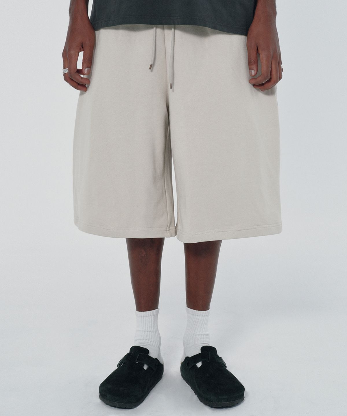 스웨이드(SUADE) WIDE SWEAT SHORTS [IVORY]