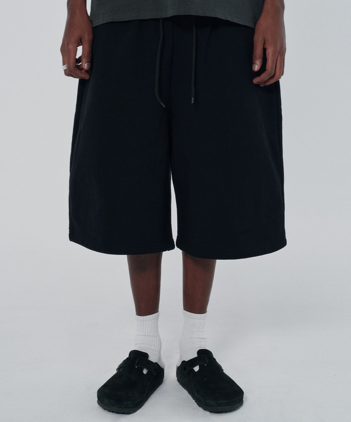 스웨이드(SUADE) WIDE SWEAT SHORTS [BLACK]