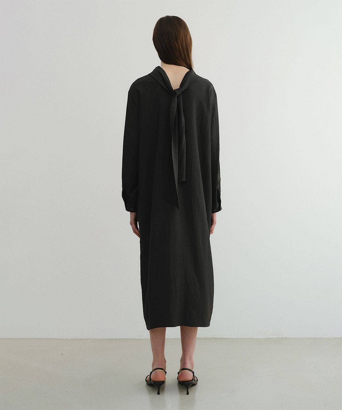 이아(EAAH) BACK TIE MAXI DRESS (BLACK)