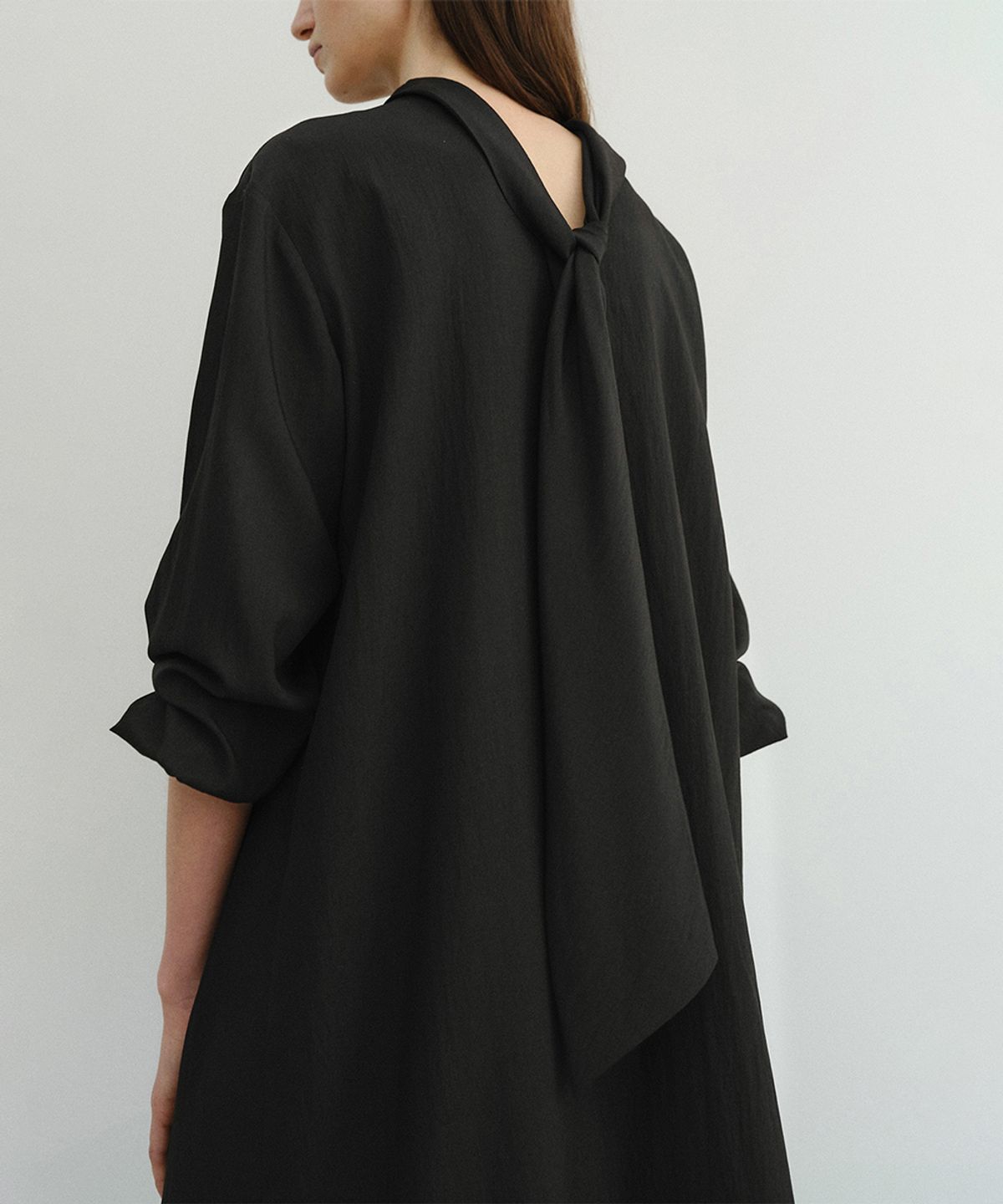 이아(EAAH) BACK TIE MAXI DRESS (BLACK)