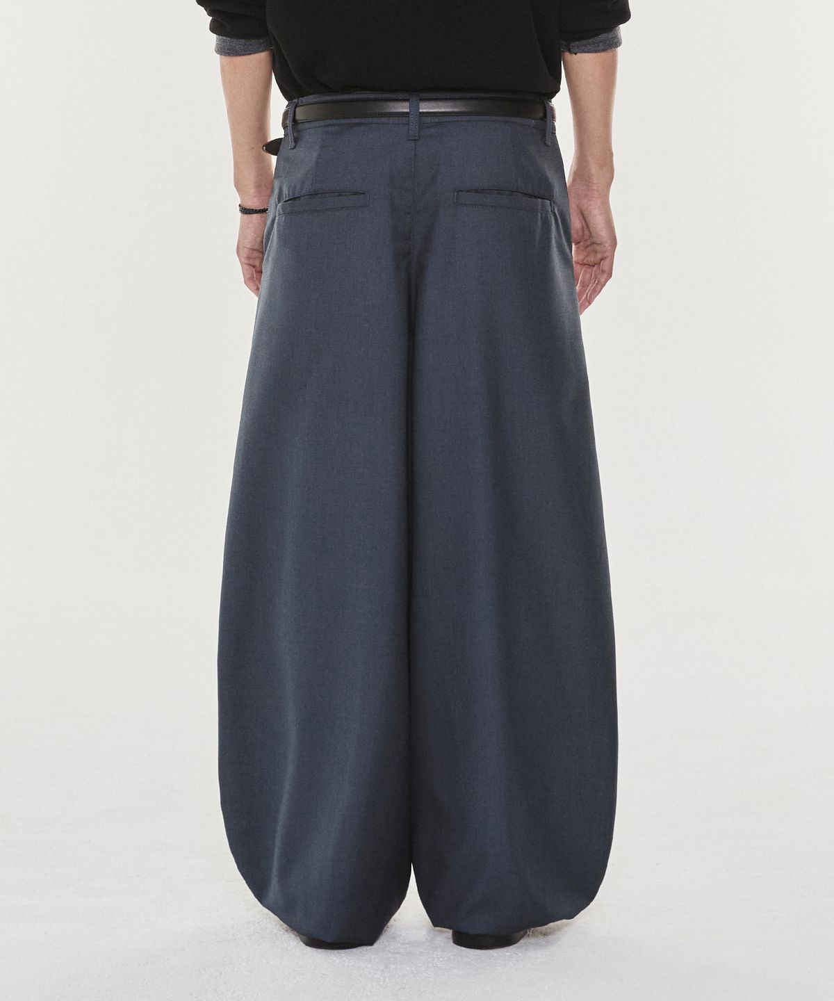 기철(KICHUL) Minimal balloon slacks (charcoal)