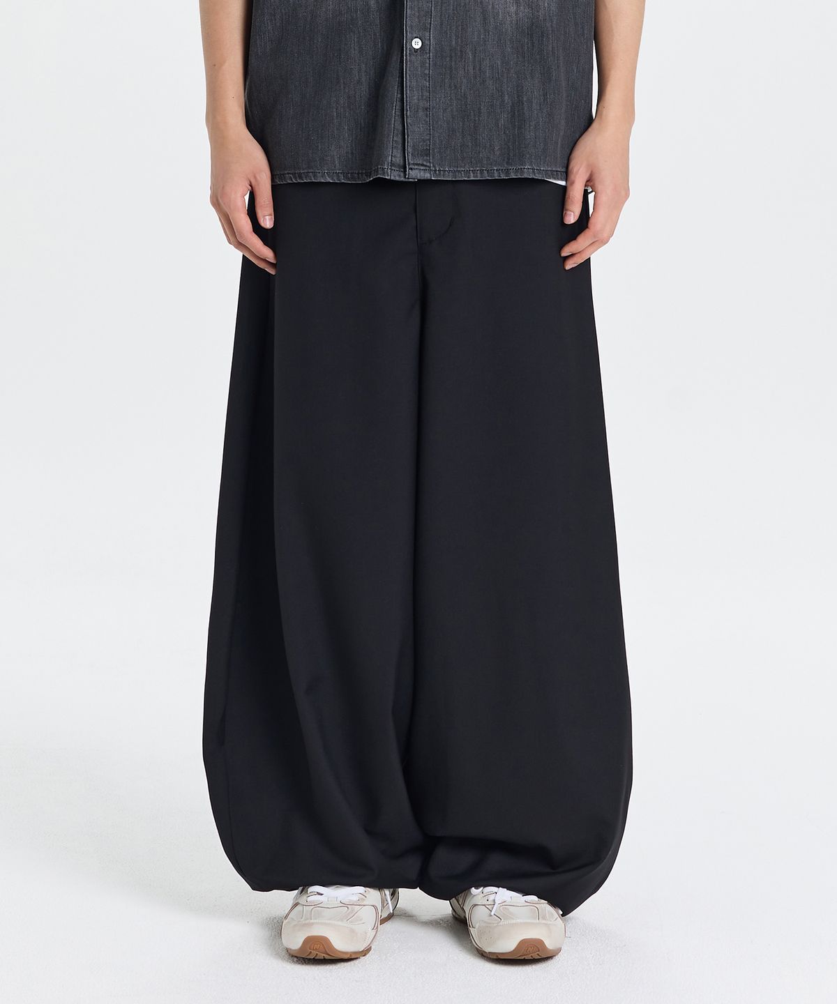 기철(KICHUL) Minimal balloon slacks (black)