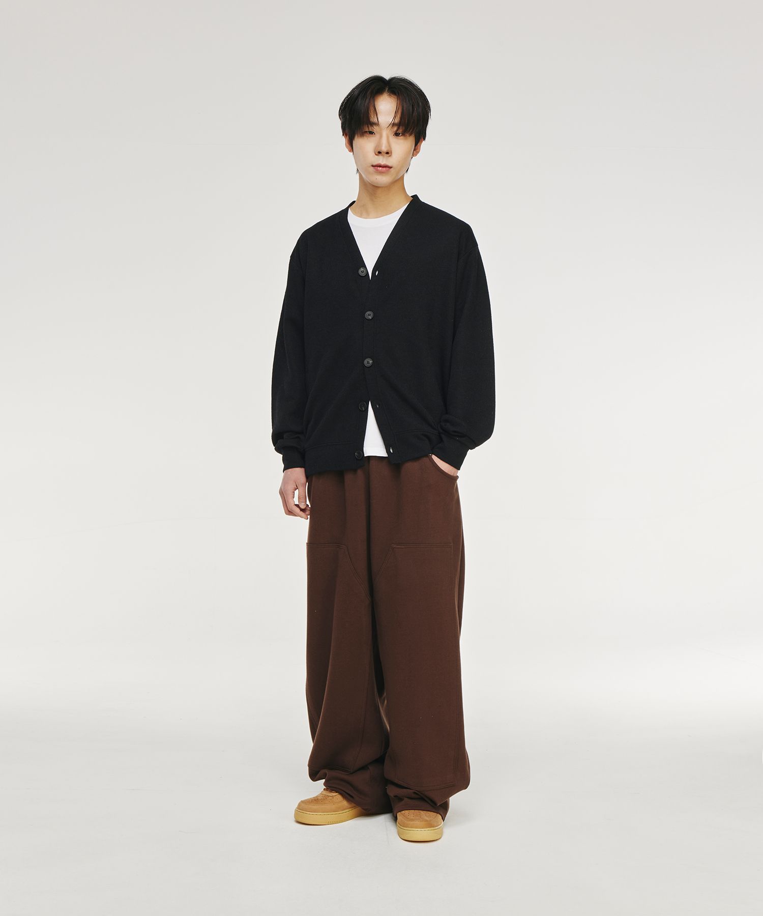 MUSINSA | SIGNATURE V-neck semi-crop cardigan [black]