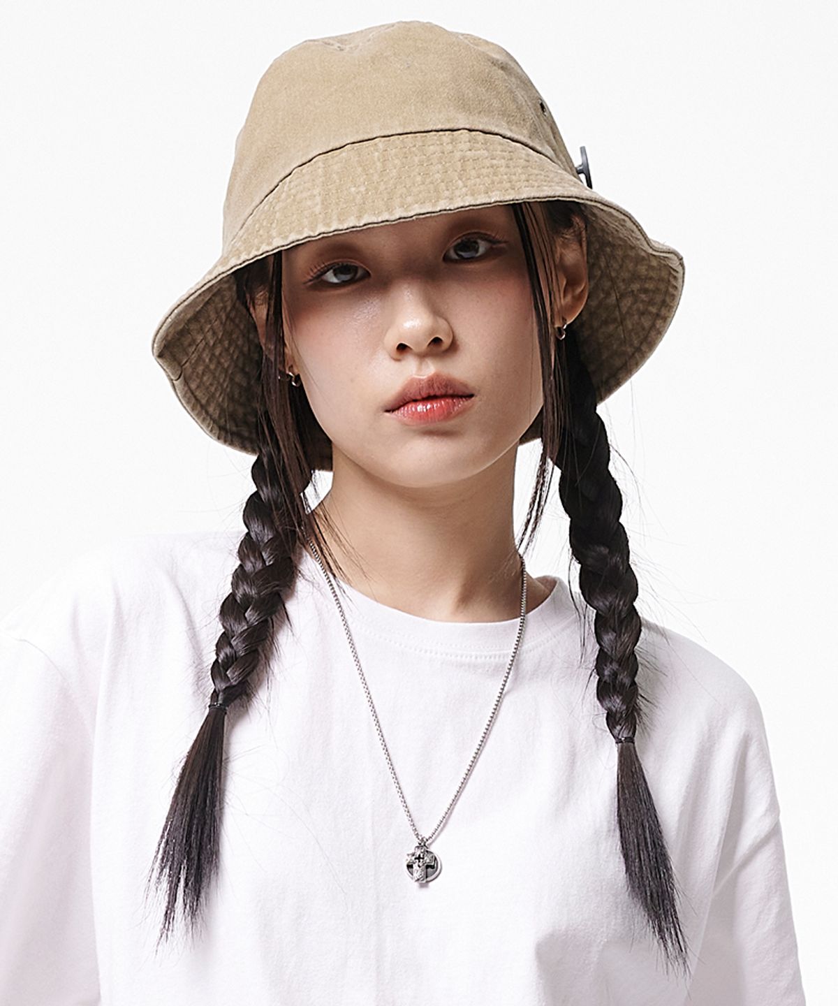 아티스트웨어(ARTISTWEAR) [ATW] 원버튼 피그먼트 버킷햇 - 그런지베이지