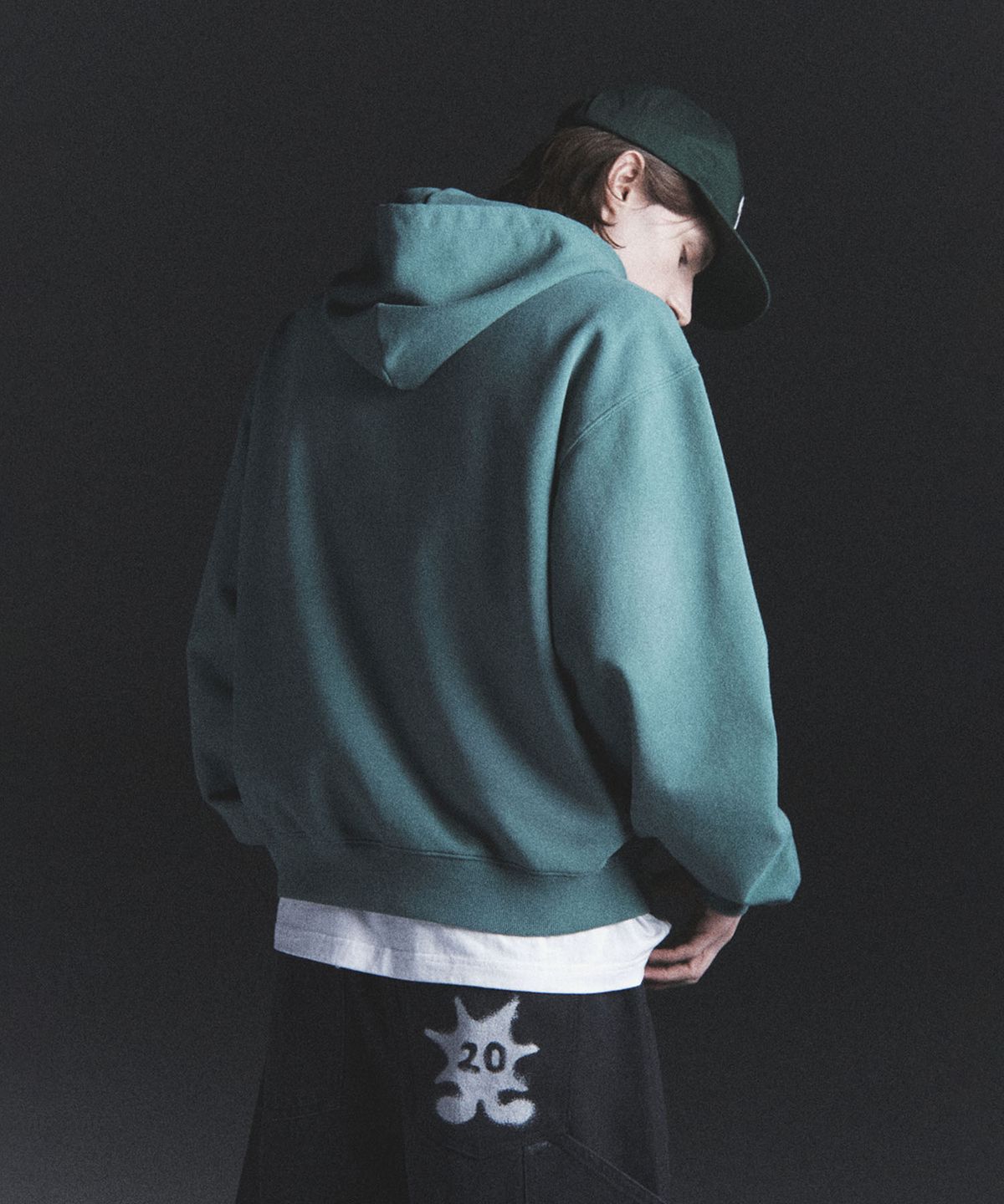 피지컬 디파트먼트(PHYSICAL DEPARTMENT) 스터드 고딕 로고 아플리케 스프레이 다잉 후드_빈티지 그린