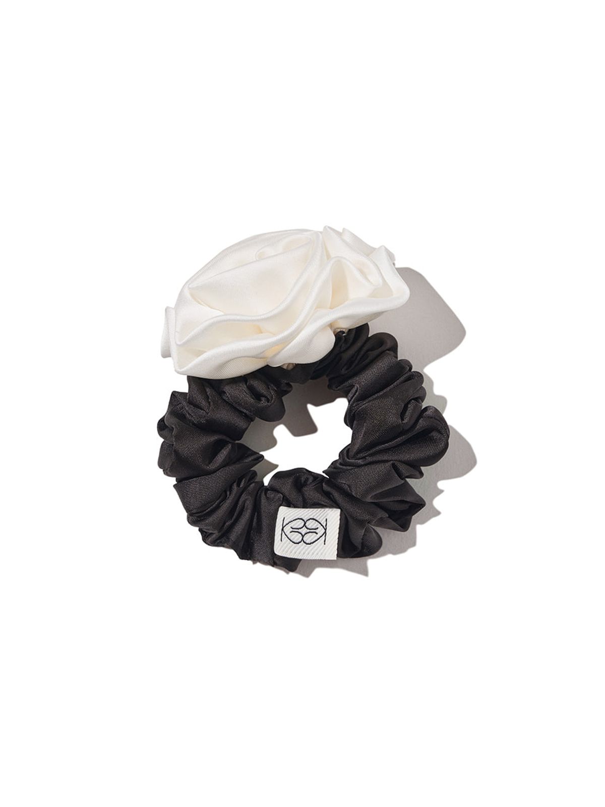 기준(KIJUN) Satin Corsage Scrunchie Off-White Black