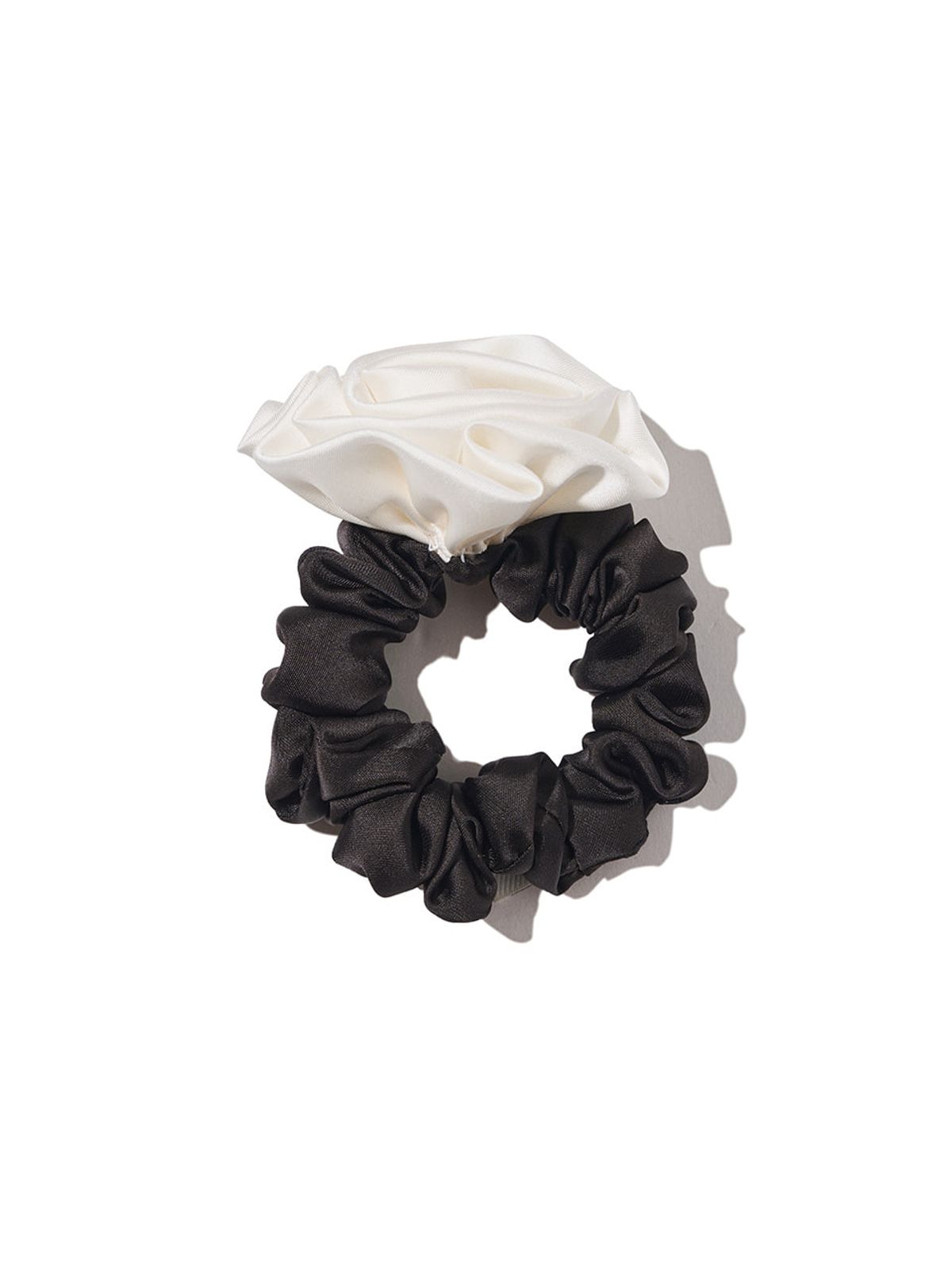 기준(KIJUN) Satin Corsage Scrunchie Off-White Black