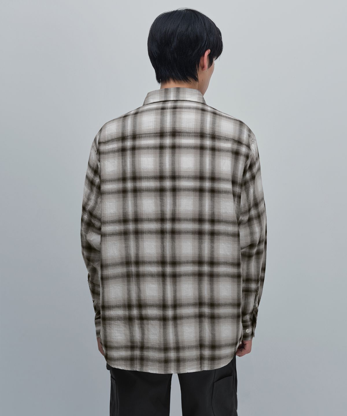 무신사 스탠다드(MUSINSA STANDARD) 릴렉스드 크링클 옴브레 체크 셔츠 [화이트/그레이]
