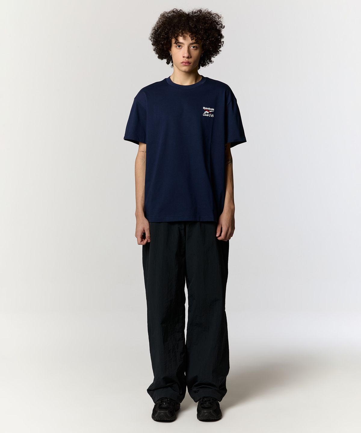 리복(REEBOK) 클럽C 40주년 그래픽 티셔츠 - 네이비