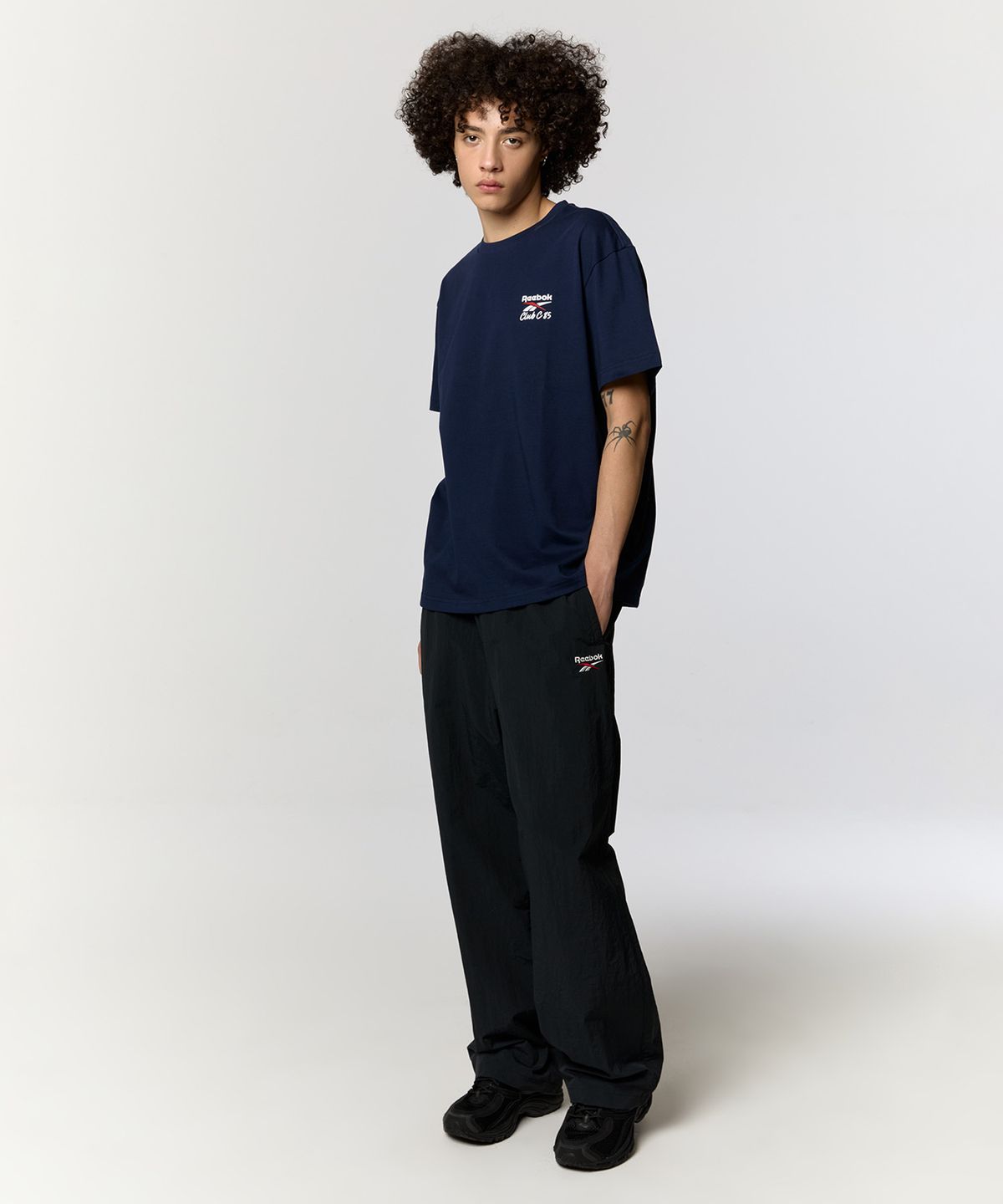 리복(REEBOK) 클럽C 40주년 그래픽 티셔츠 - 네이비