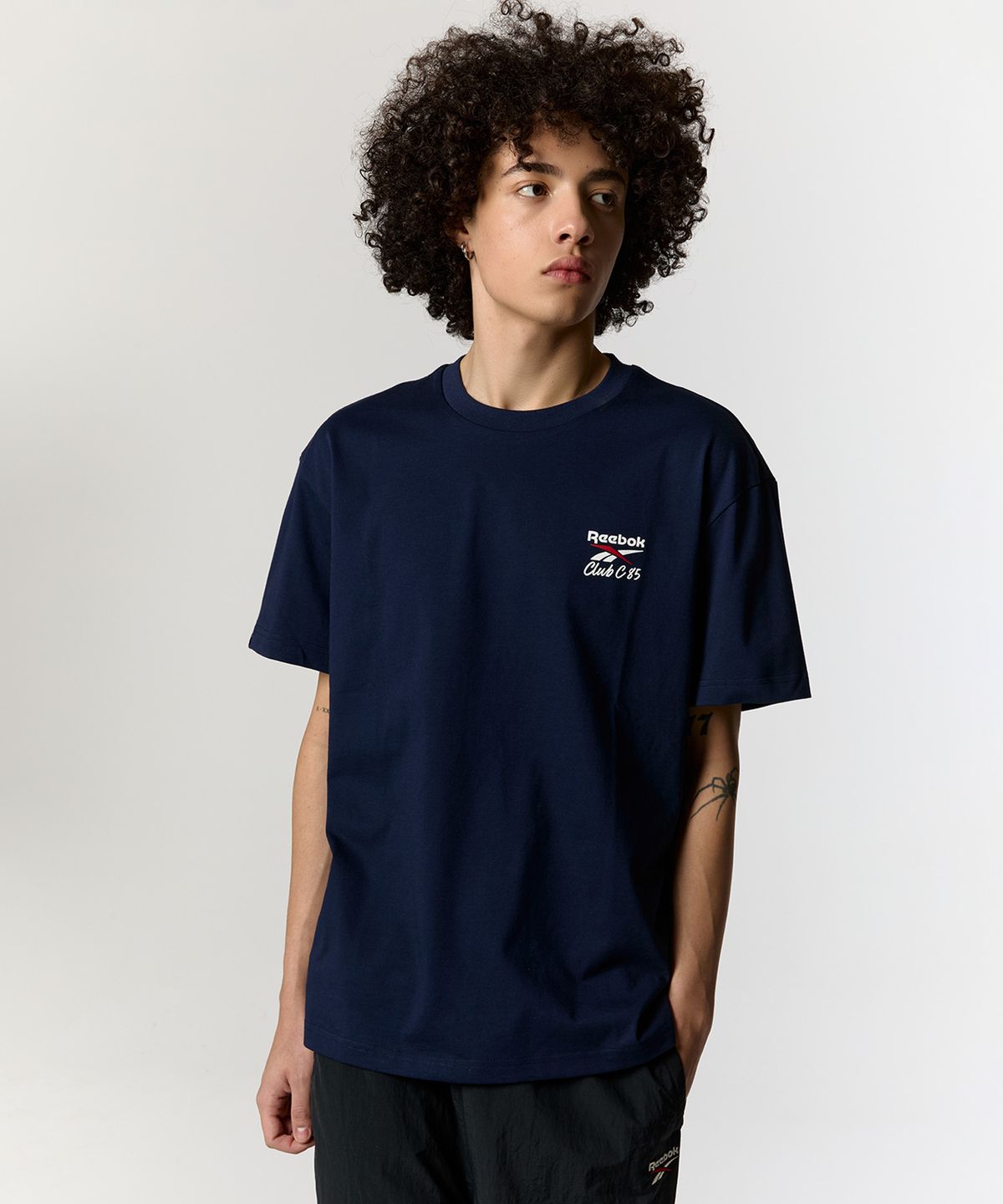 리복(REEBOK) 클럽C 40주년 그래픽 티셔츠 - 네이비