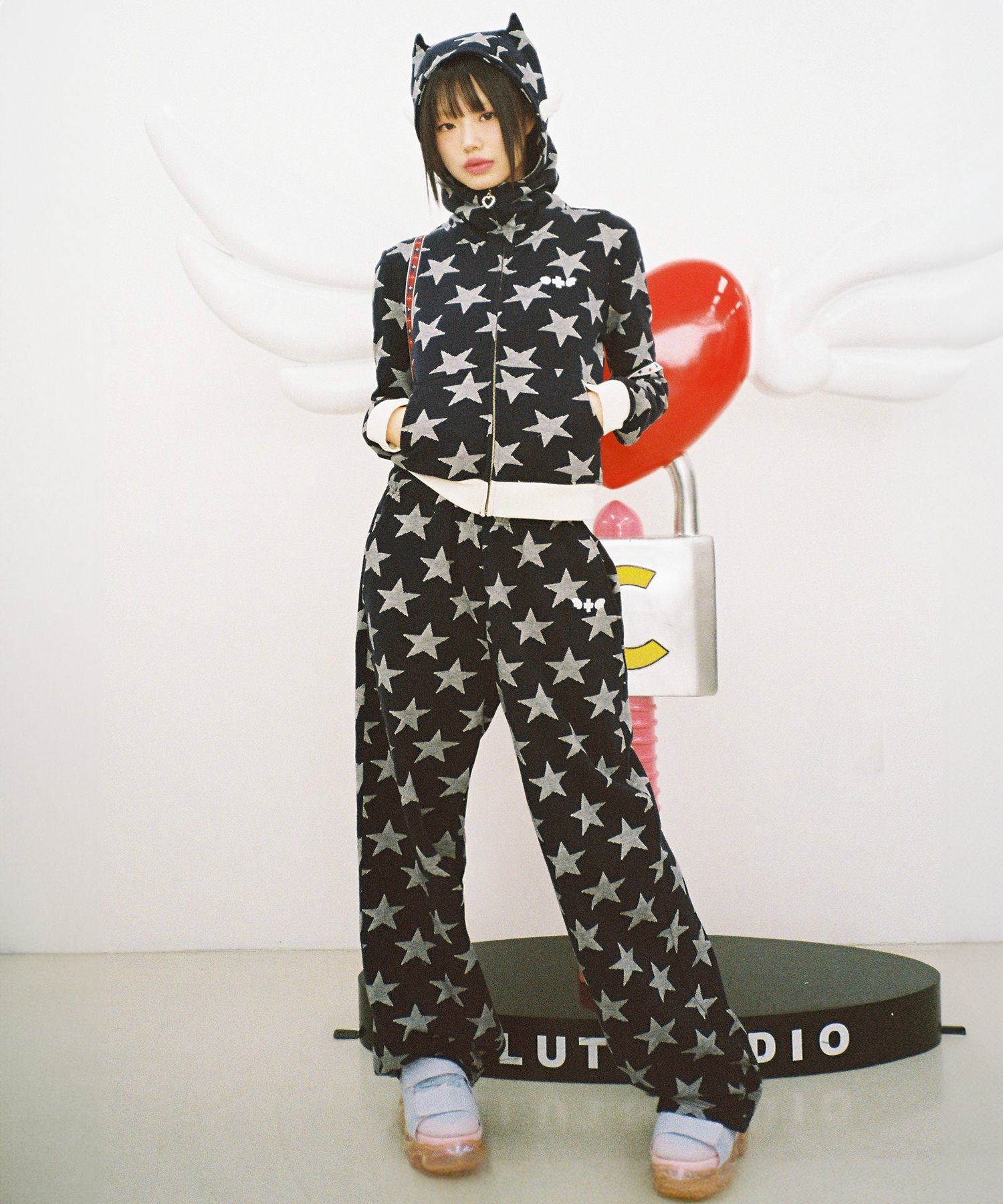 早期完売★CLUT STUDIO★Angel of Star Wing Track Pants★人気 MUSINSA | CLUT STUDIO Star Angel Wings Track Pants - Navy