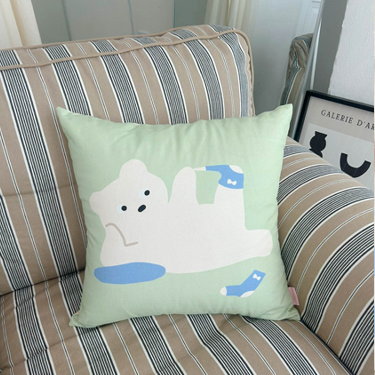 리코하우스(LICO HOUSE) 양말 벗는 곰 소파 쿠션 커버