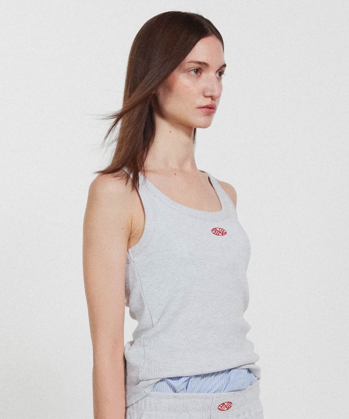 미나수(MENASOO) Track Logo Reversible Waffle Sleeveless_White Melange