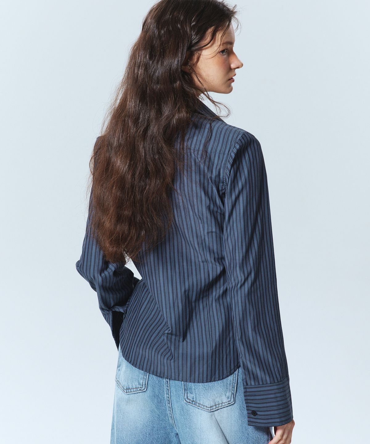 닉앤니콜(NICK&NICOLE) MINIMAL STRIPE LOGO SLIM SHIRT_CHARCOAL
