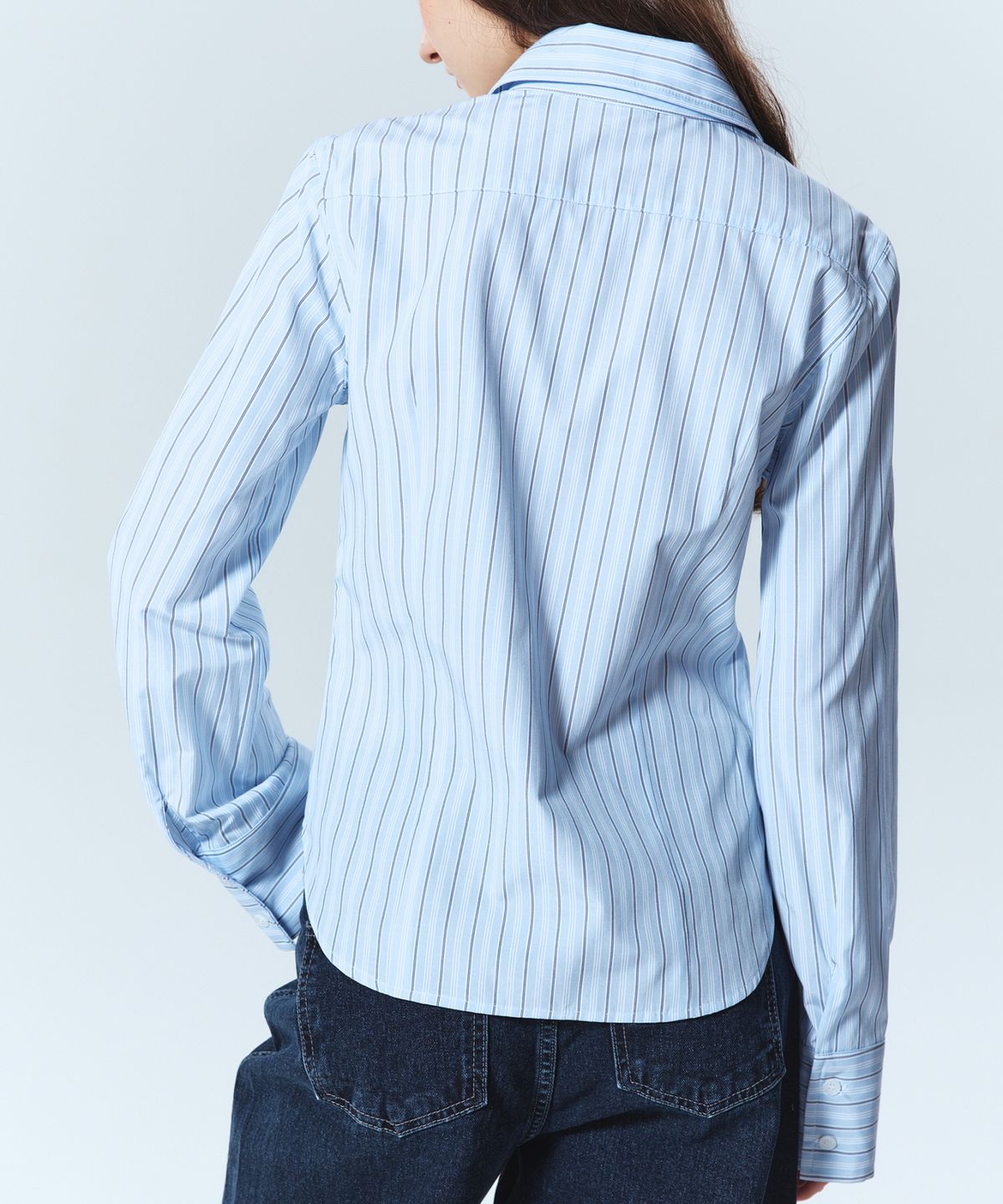 닉앤니콜(NICK&NICOLE) MINIMAL STRIPE LOGO SLIM SHIRT_SORA