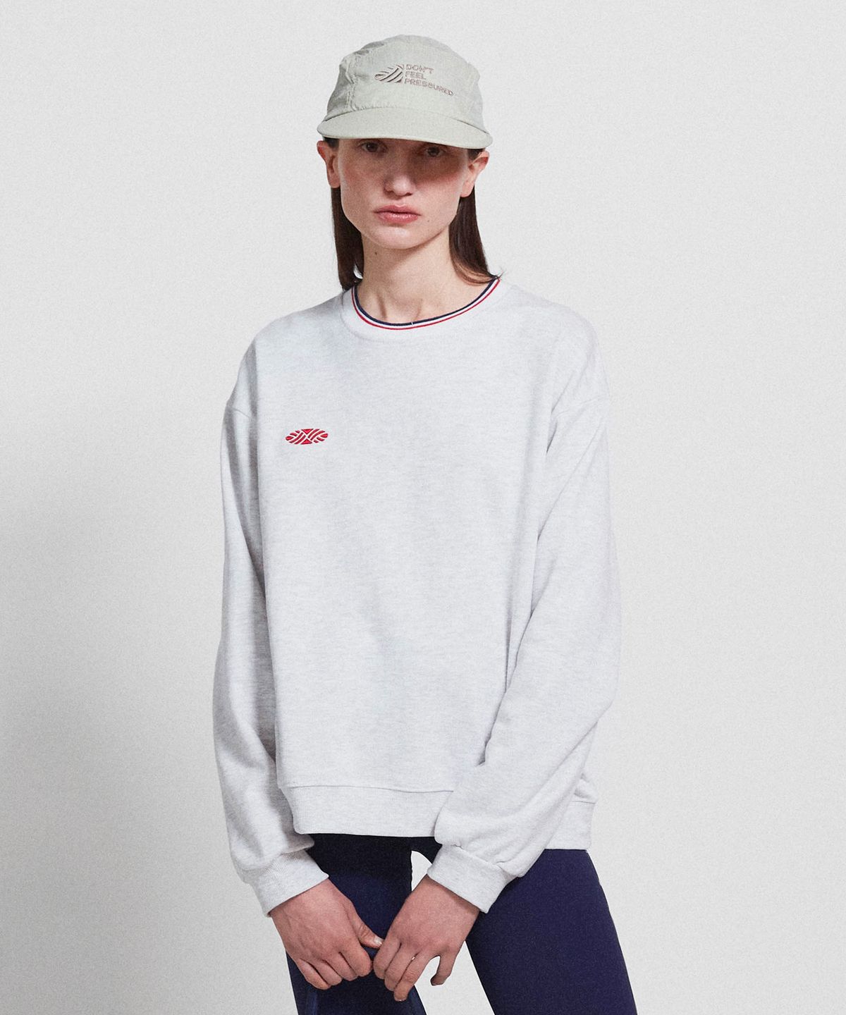 미나수(MENASOO) Track Volume Point Round Sweatshirt_Melange White
