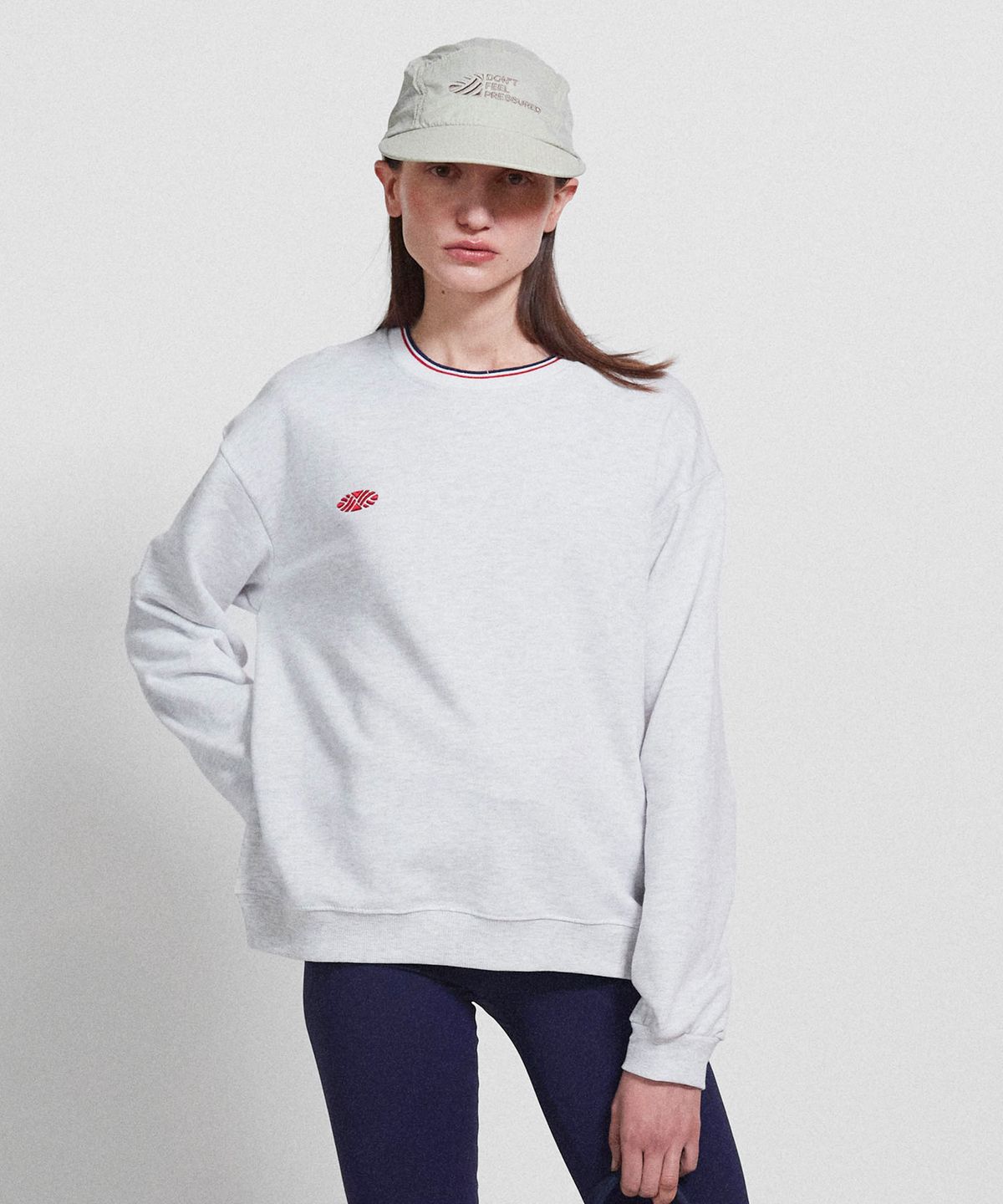 미나수(MENASOO) Track Volume Point Round Sweatshirt_Melange White