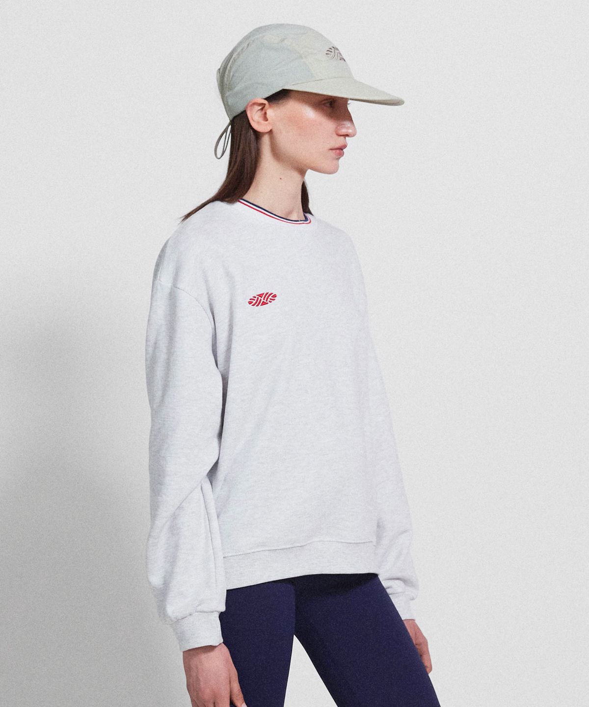 미나수(MENASOO) Track Volume Point Round Sweatshirt_Melange White