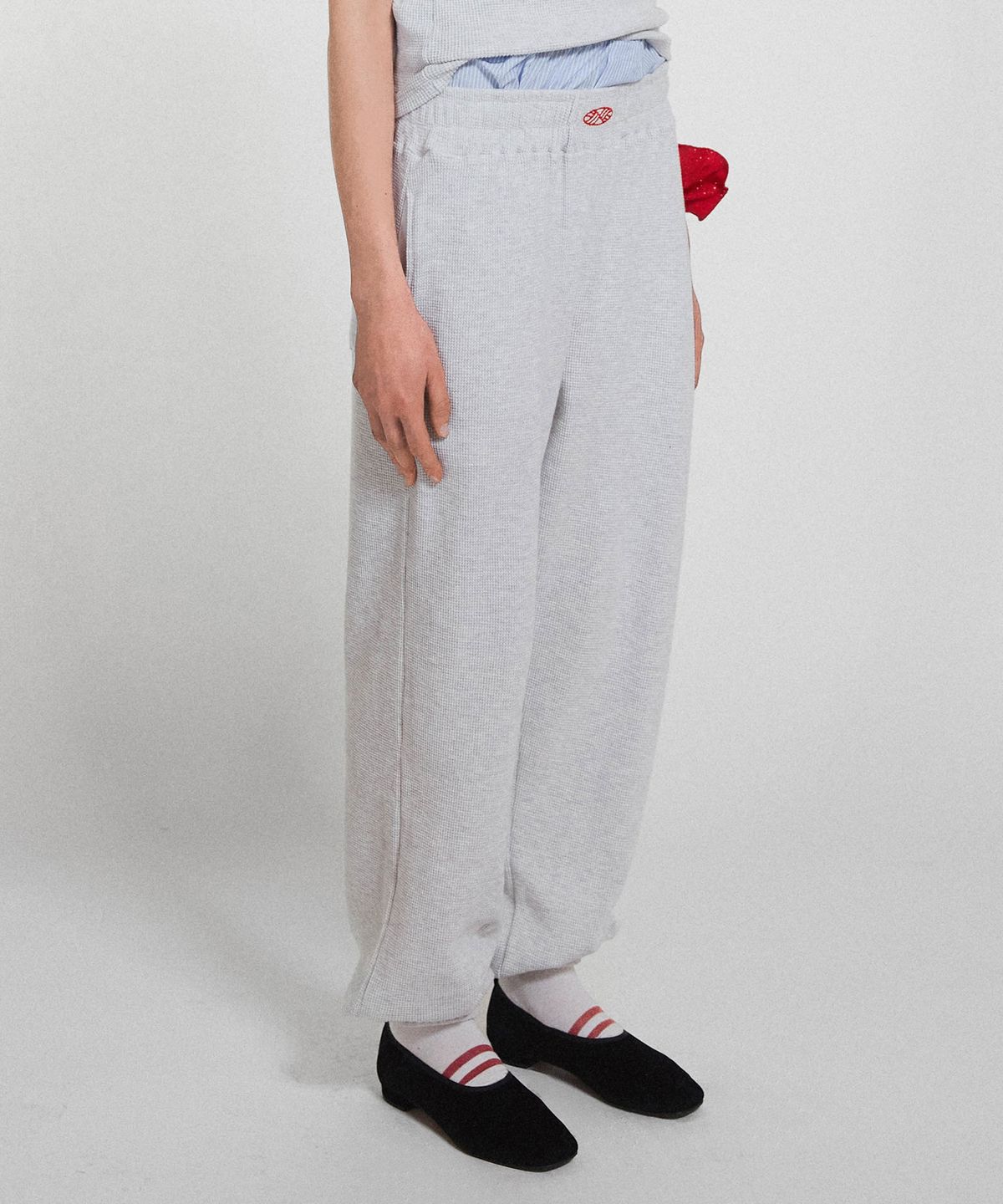 미나수(MENASOO) Track Logo Waffle Jogger Pants_White Melange